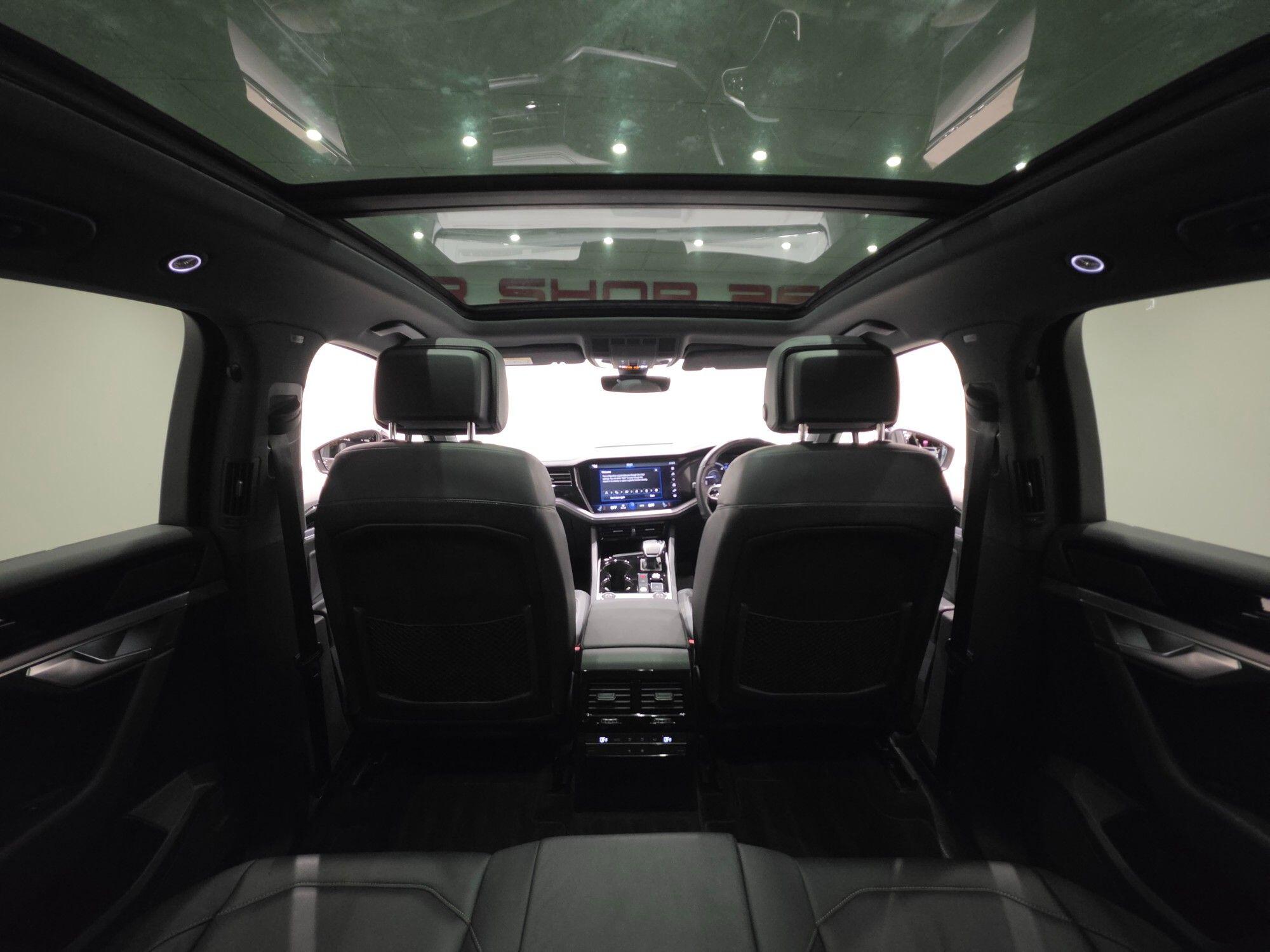 Volkswagen Touareg view 18
