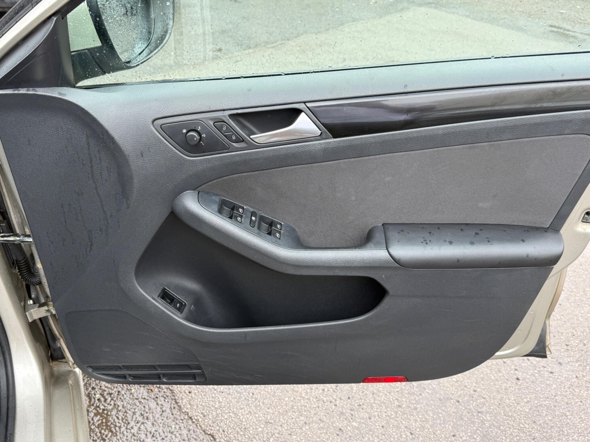Volkswagen Jetta - Image 37