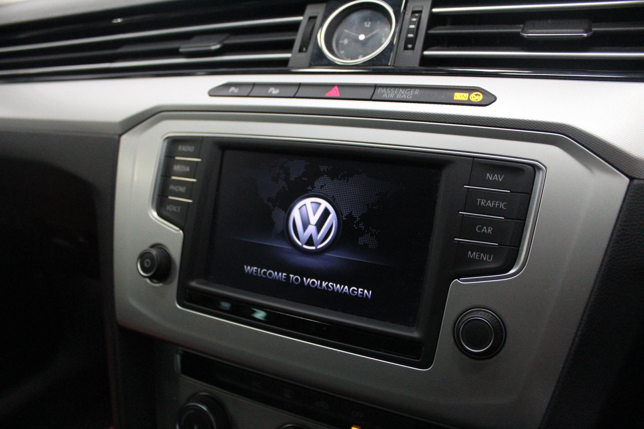 Volkswagen Passat view 34