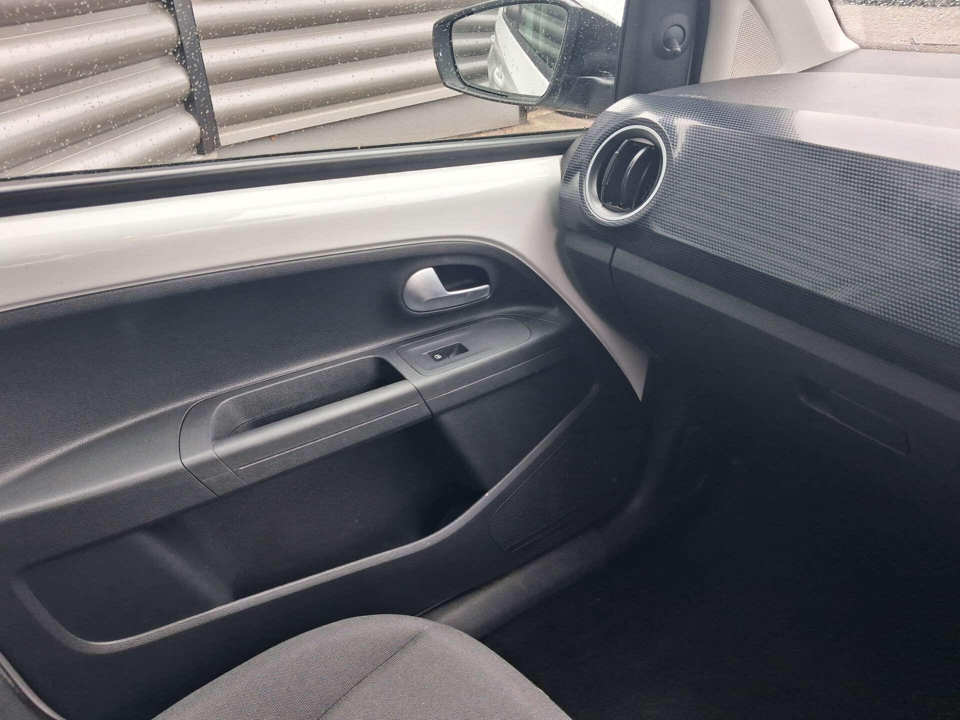 Volkswagen up! view 37
