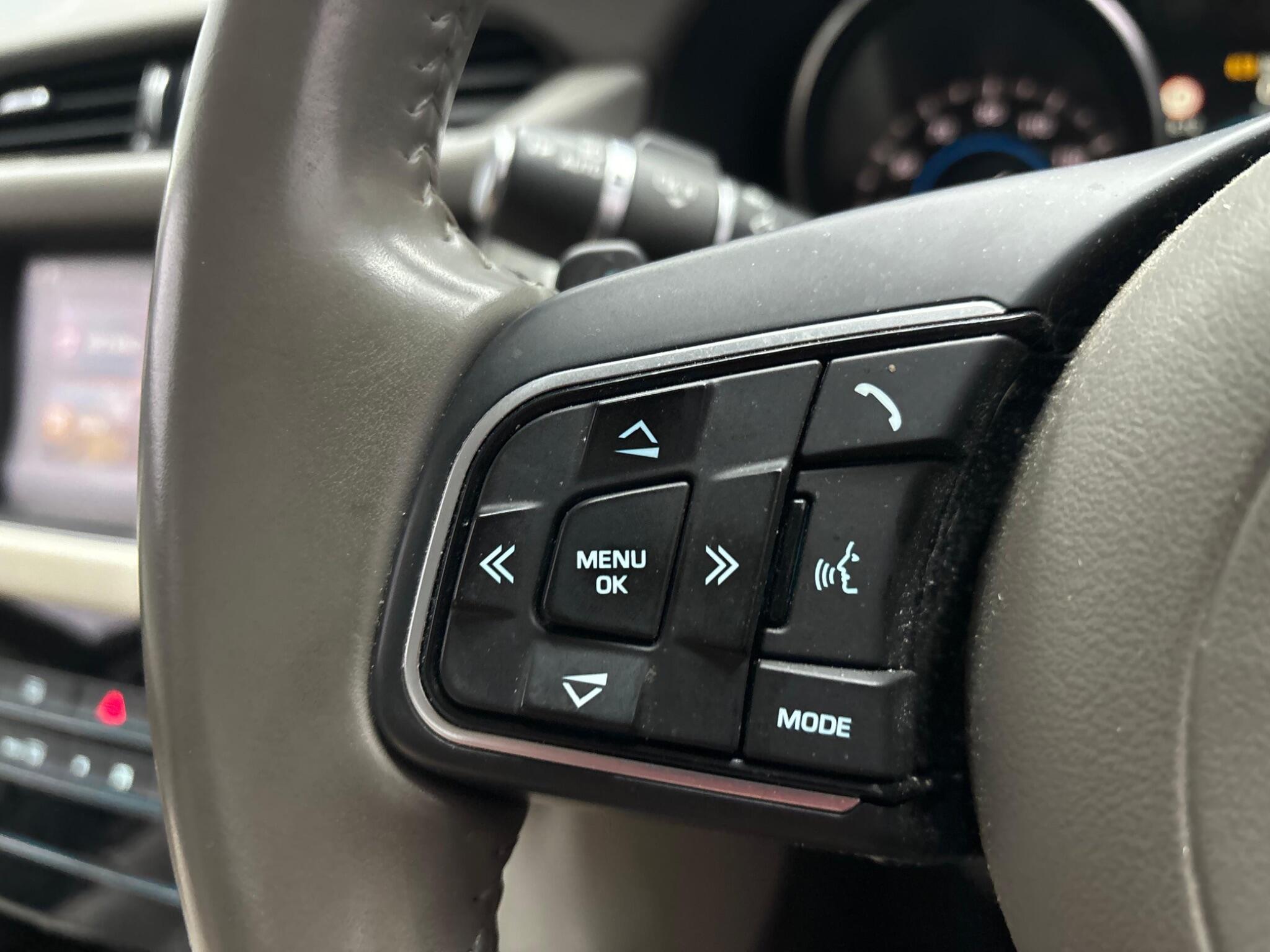 Jaguar XF view 24