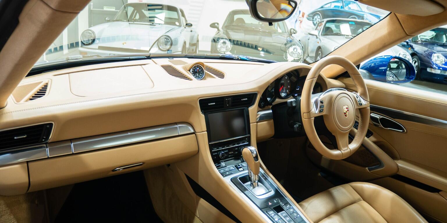 Porsche 911 view 17