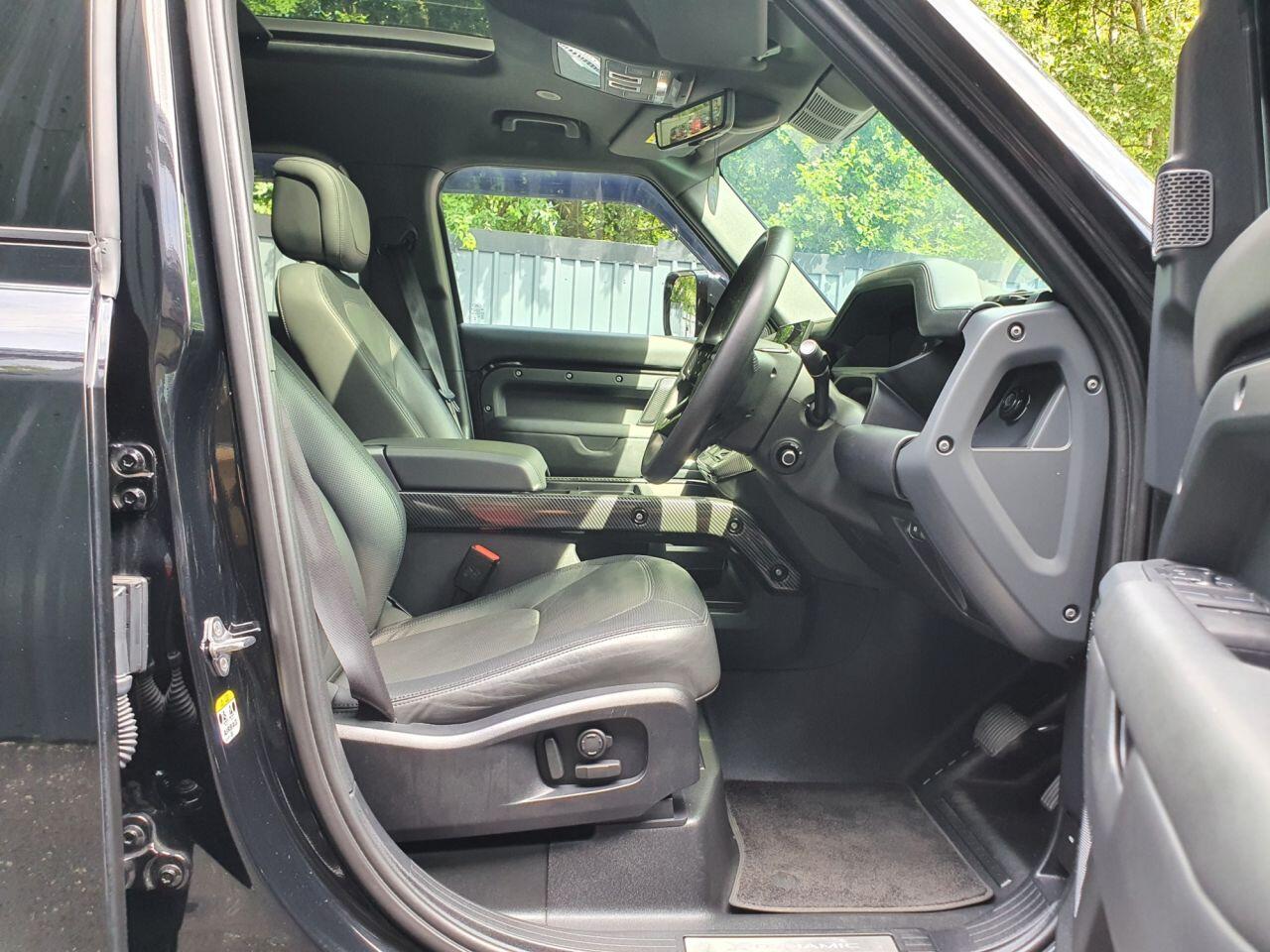 Land Rover Defender 110 view 25
