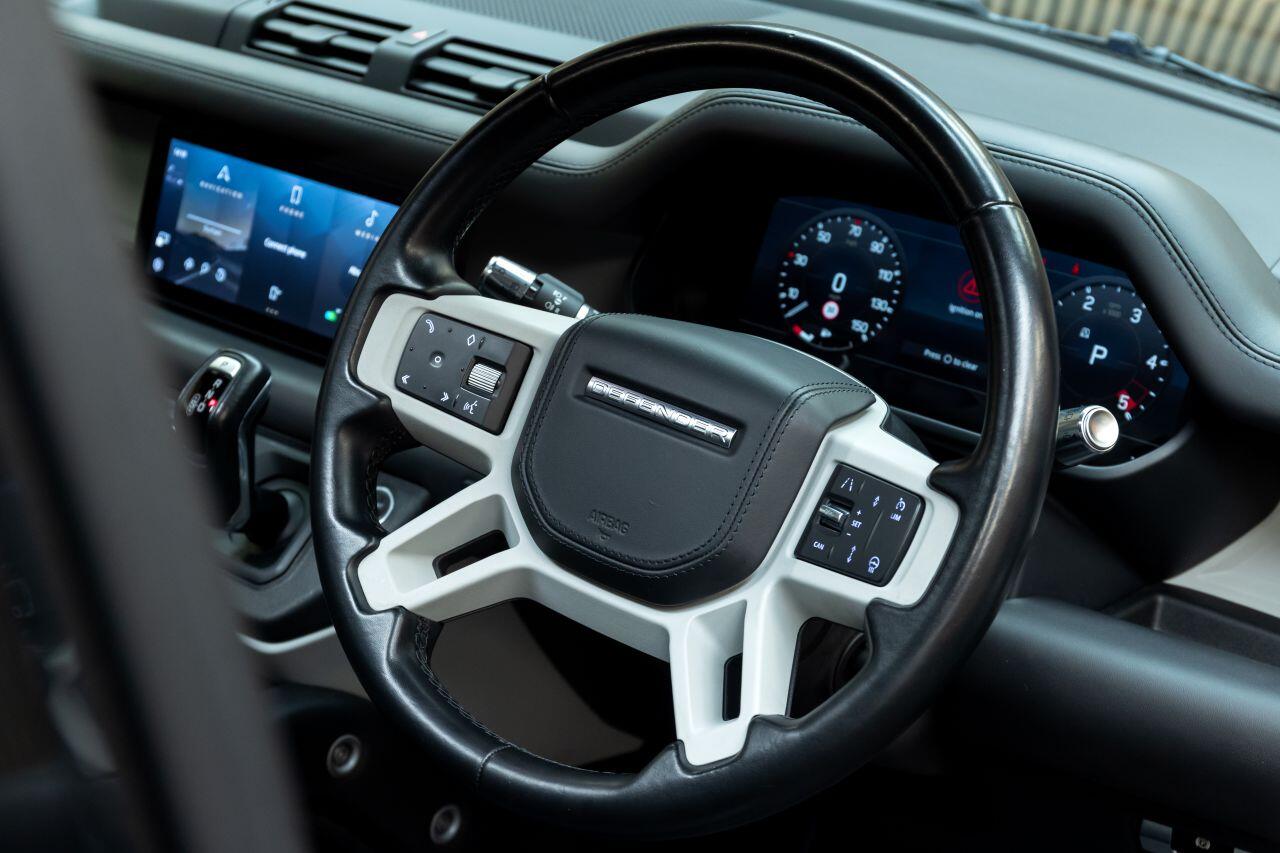 Land Rover Defender 110 view 47