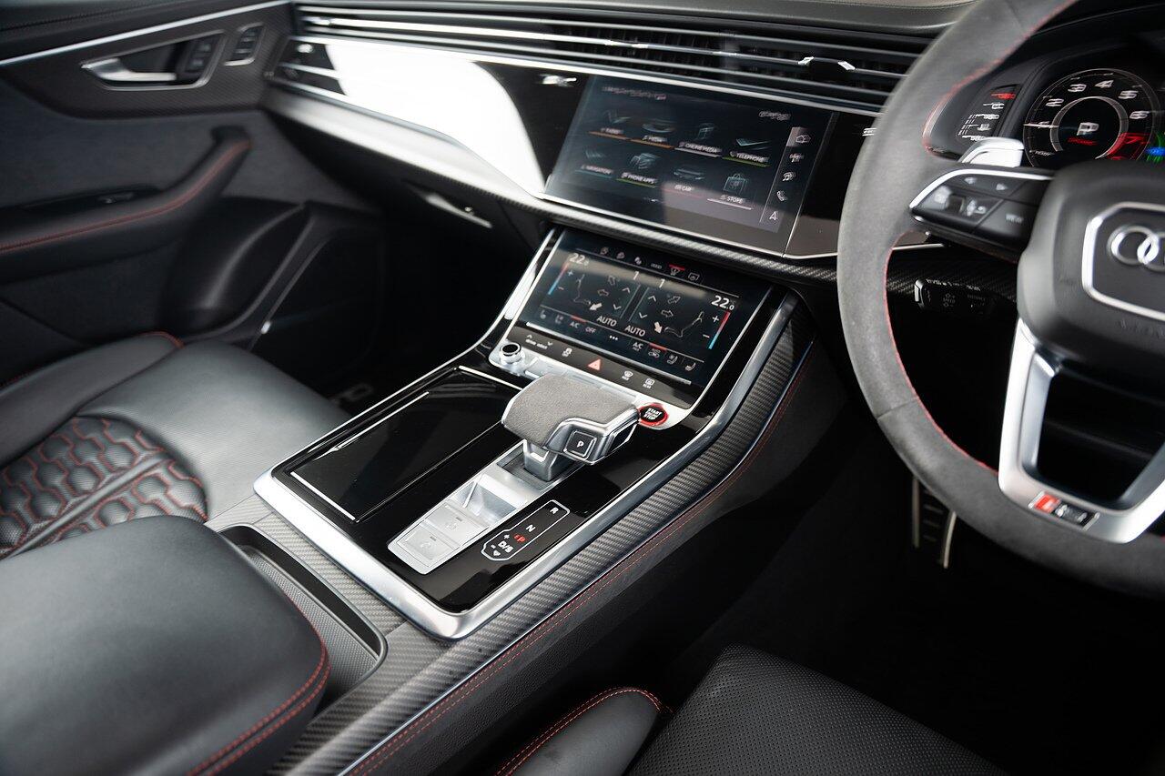 Audi RS Q8 view 34