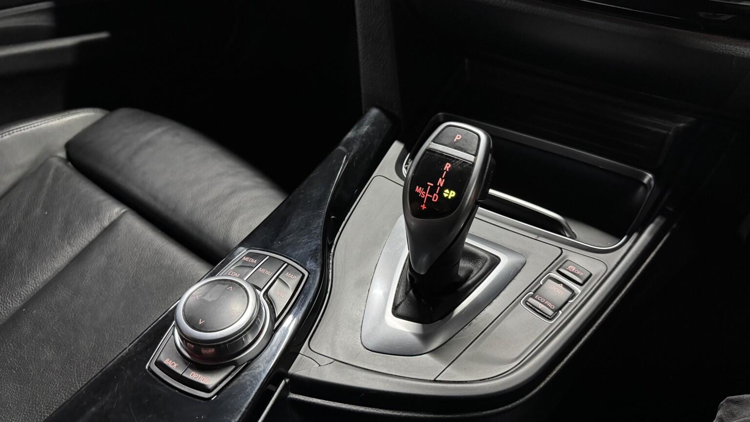 BMW 3 Series view 24