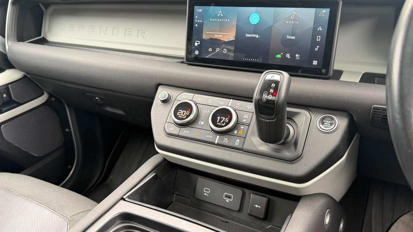 Land Rover Defender 110 view 16