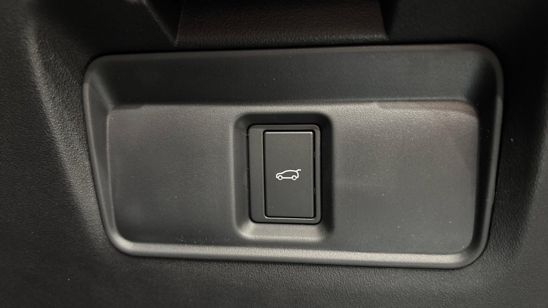 Land Rover Discovery Sport view 44