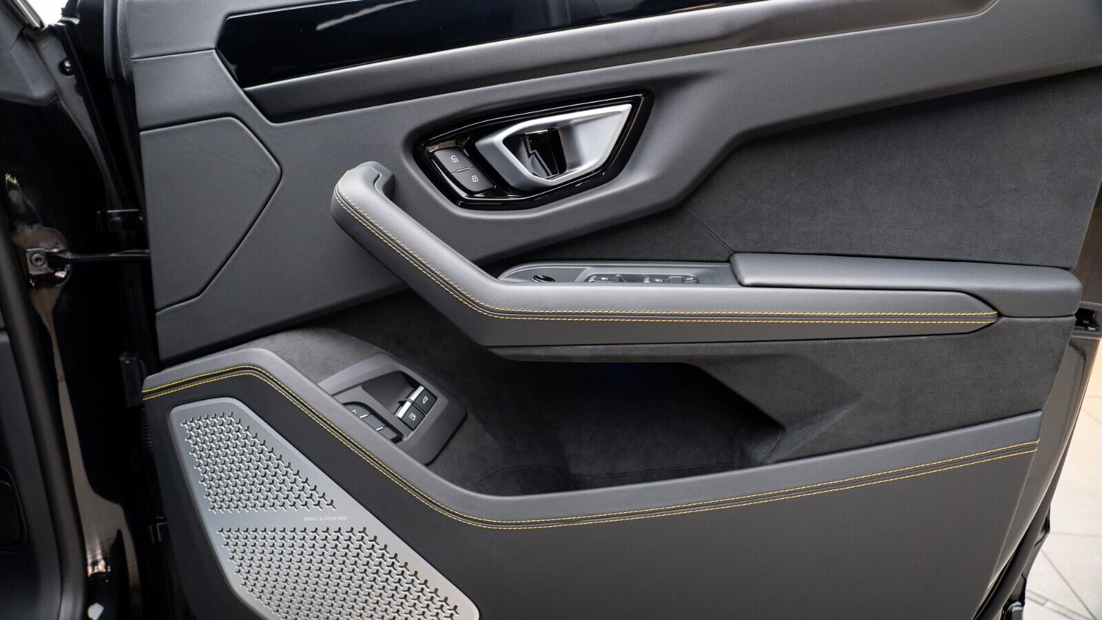 Lamborghini Urus view 29