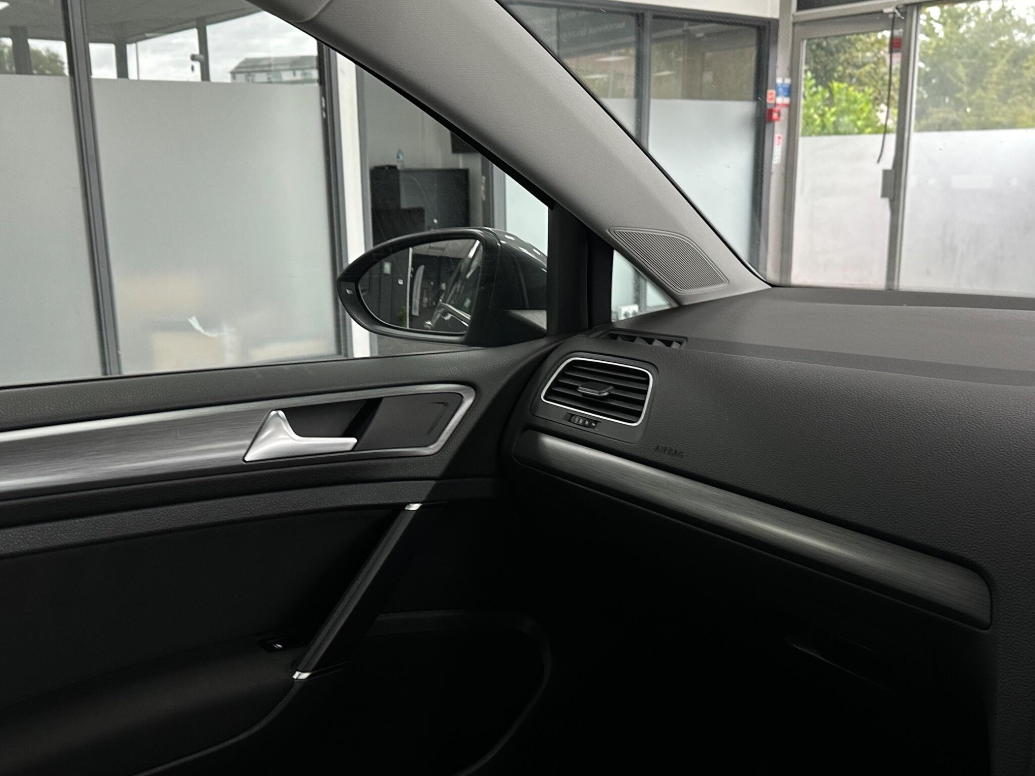 Volkswagen E-Golf view 30