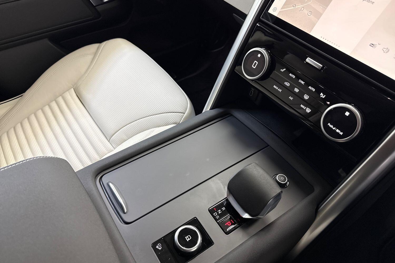Land Rover Discovery view 13