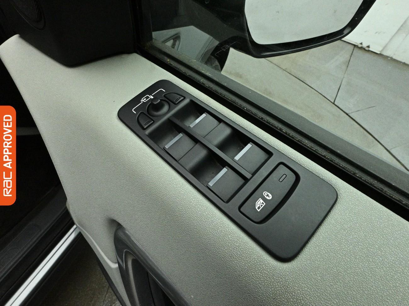 Land Rover Discovery Sport view 24
