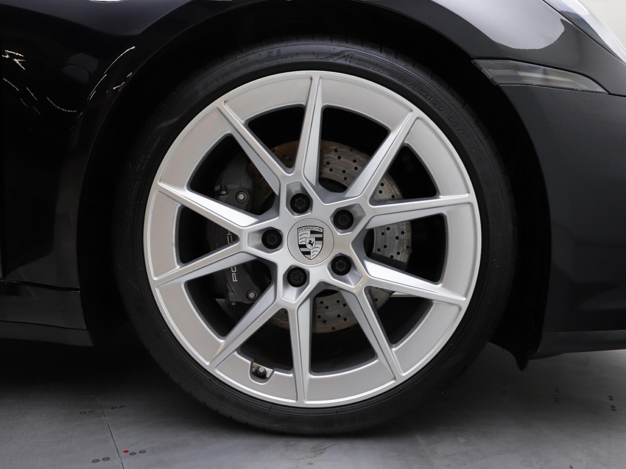 Porsche 911 view 8