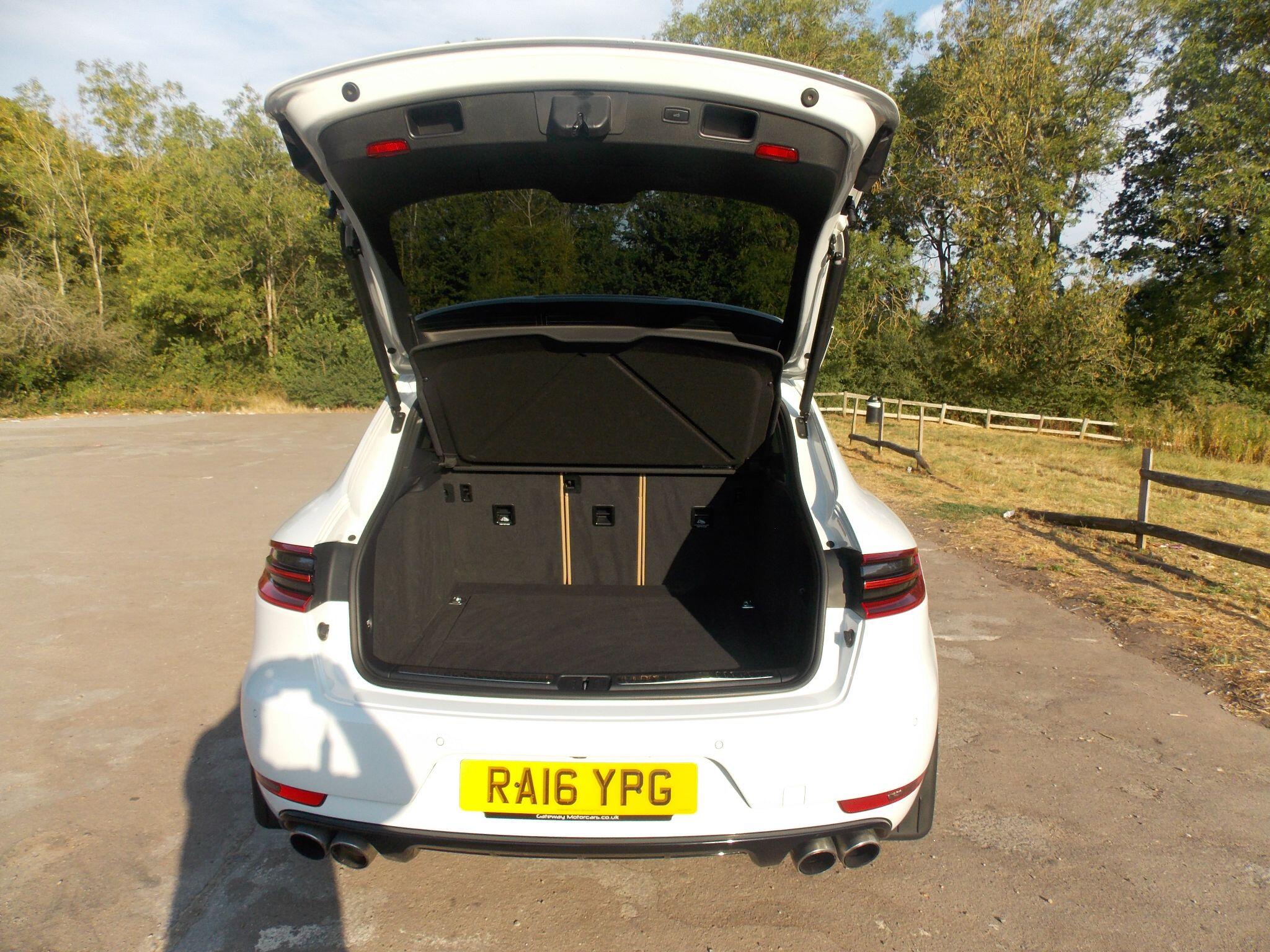 Porsche Macan view 63