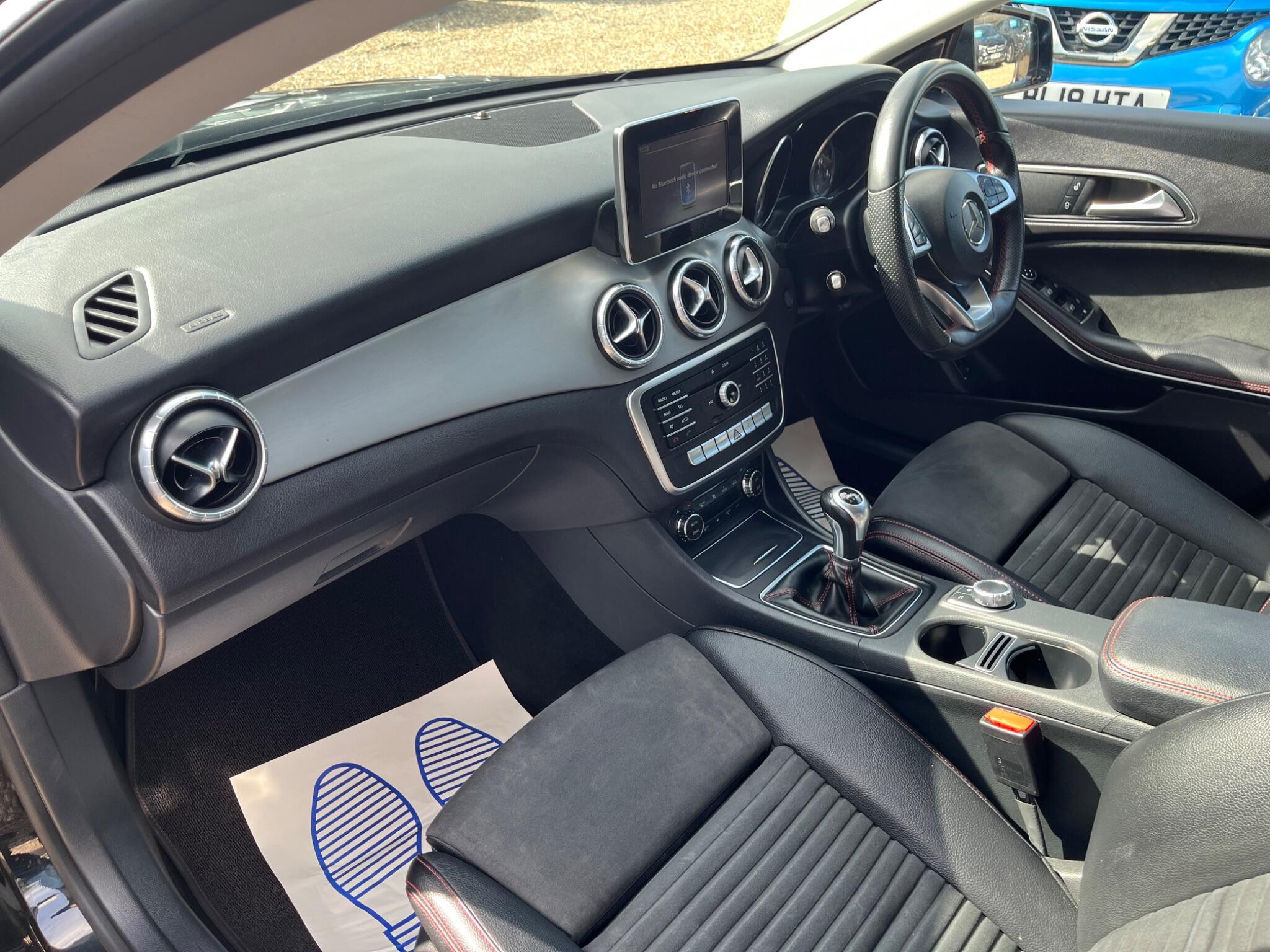 Mercedes-Benz Cla view 10