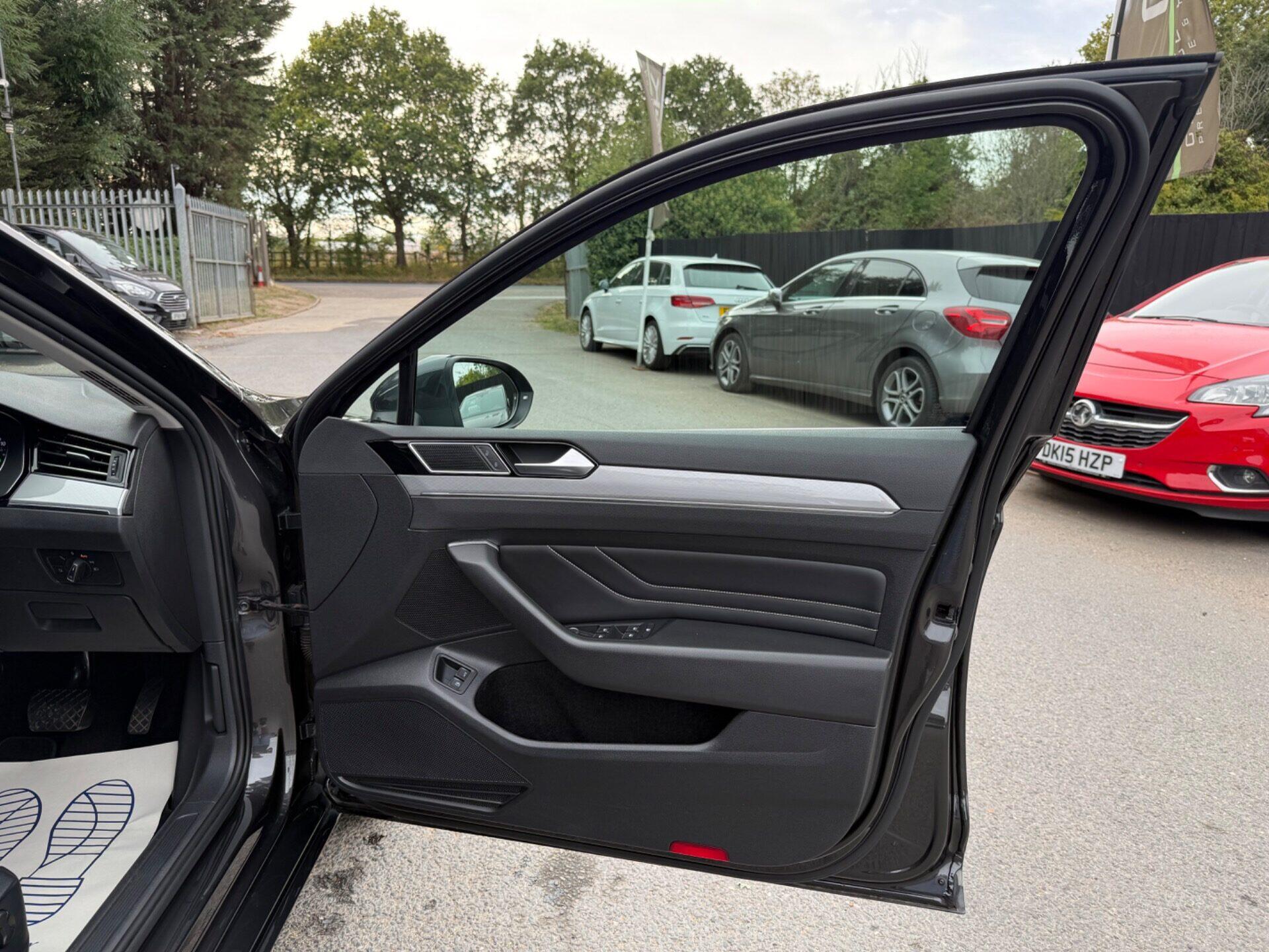 Volkswagen Passat view 24
