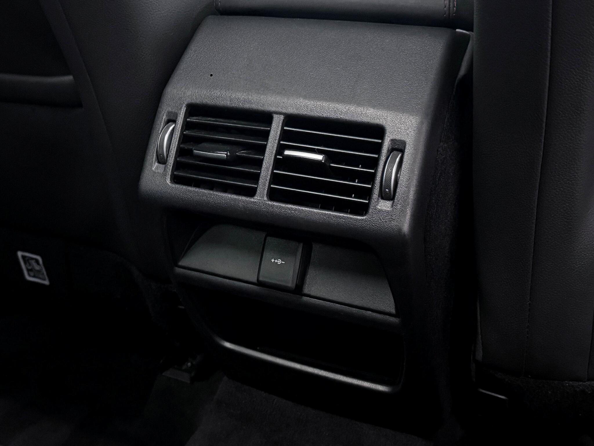 Land Rover Discovery Sport view 12
