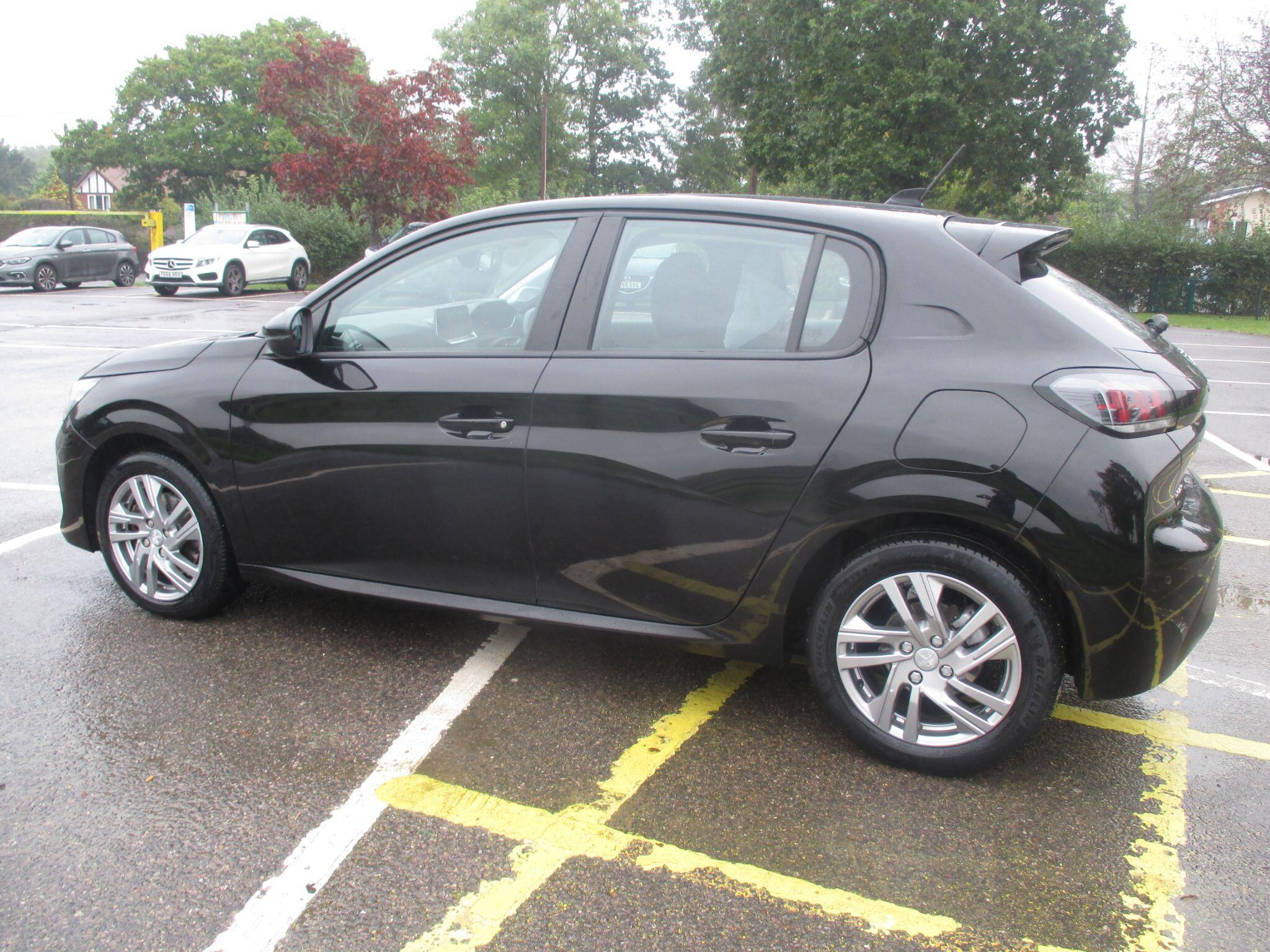 Peugeot 208 view 13