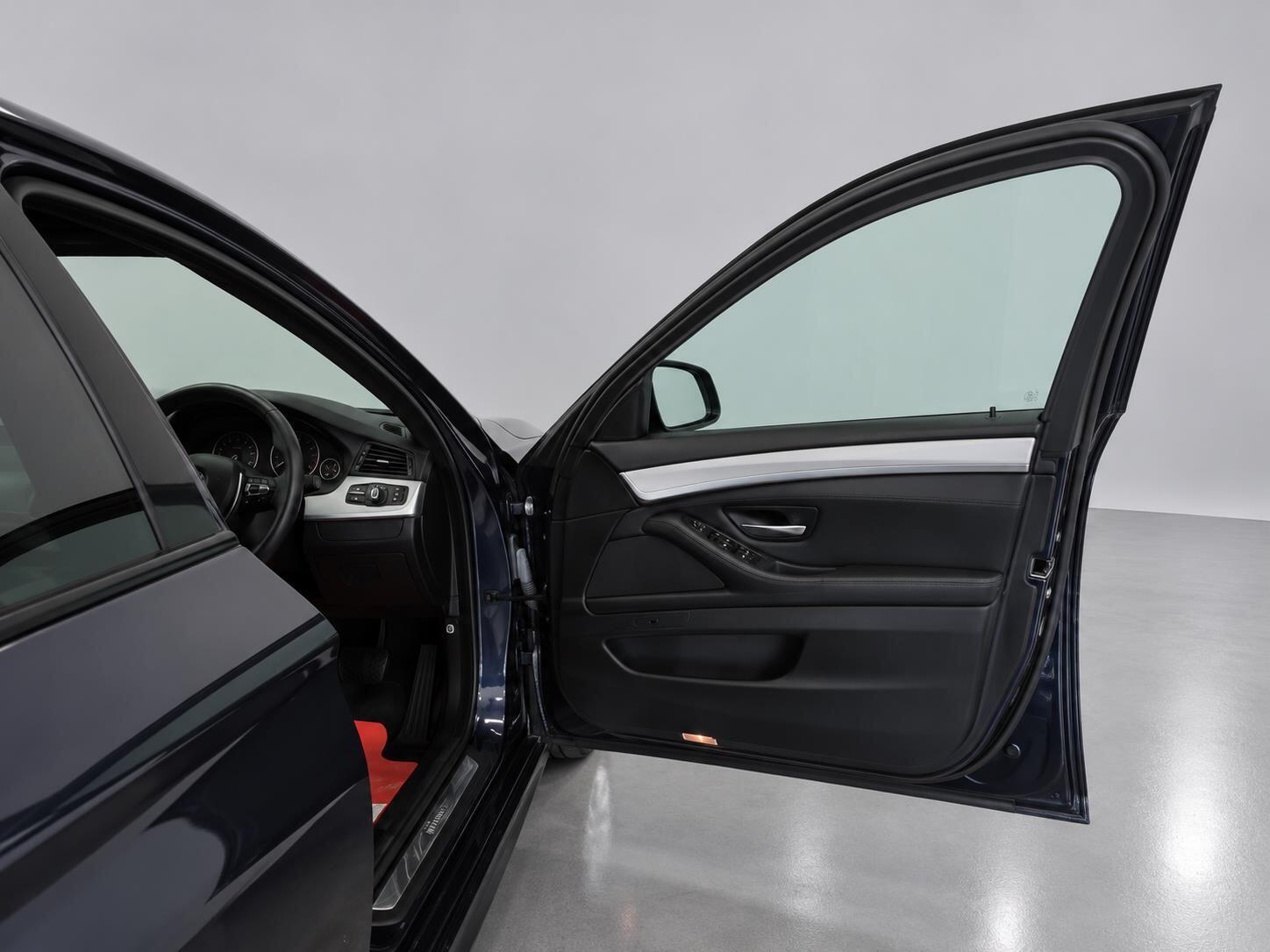 BMW 5 Series view 25