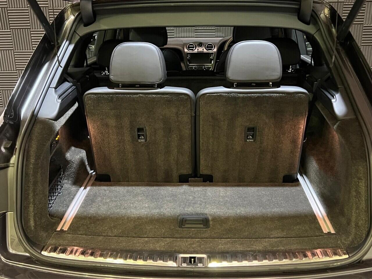 Bentley Bentayga view 28
