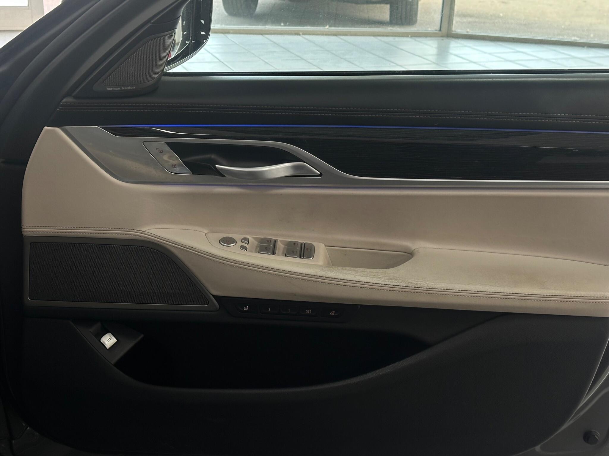 BMW 7 Series view 19