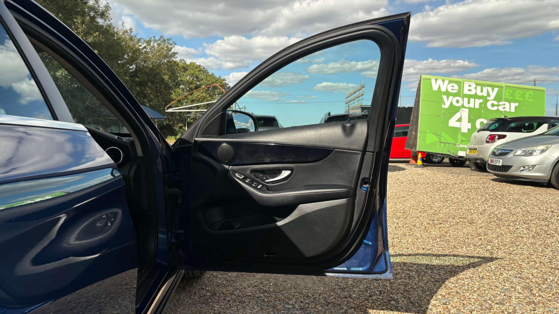 Mercedes-Benz C-Class view 41