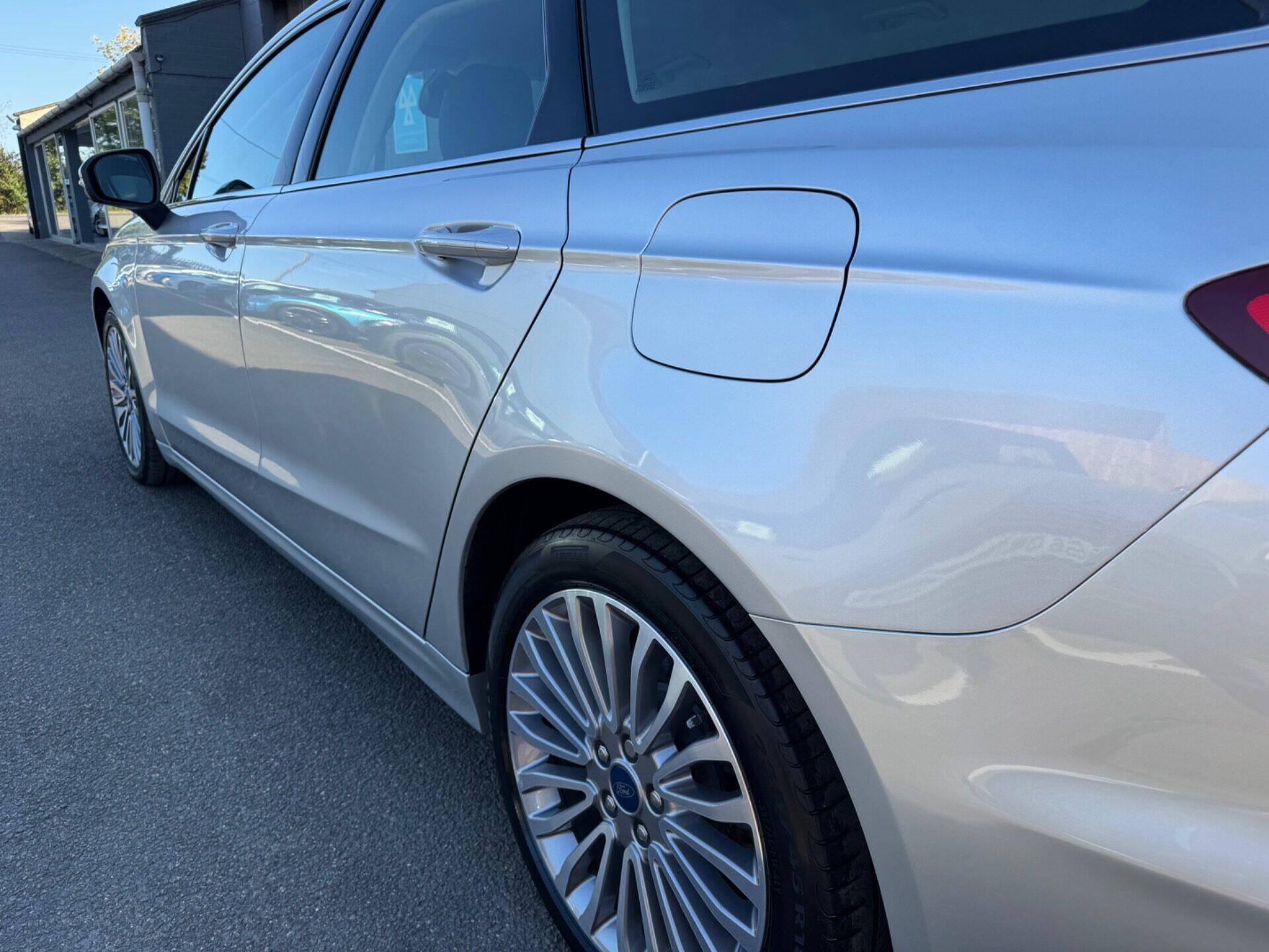 Ford Mondeo view 14