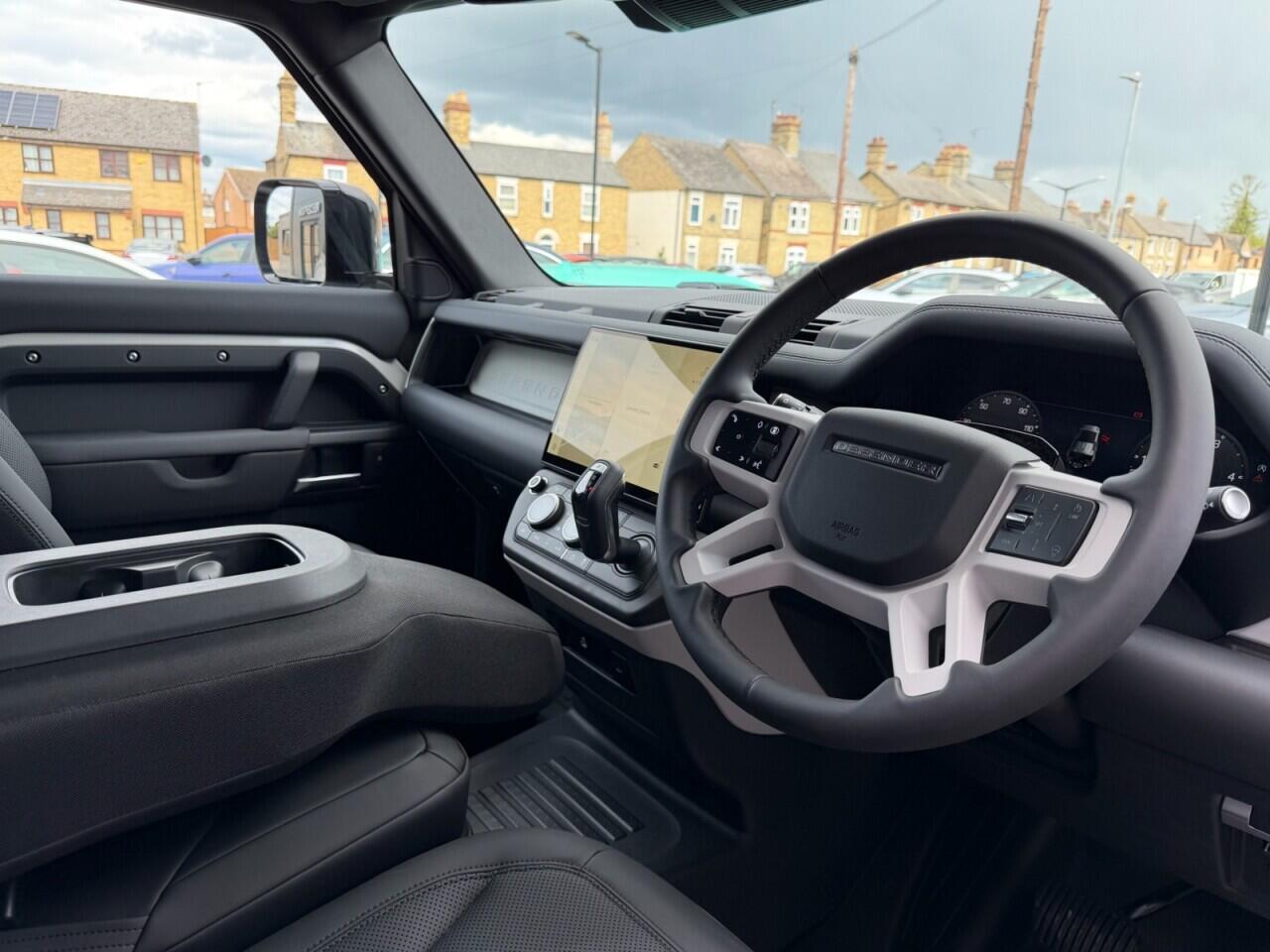 Land Rover Defender 110 view 26