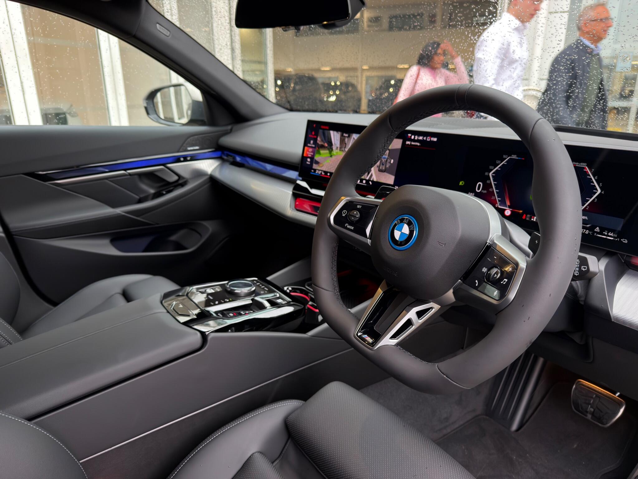 BMW 5 Series view 6