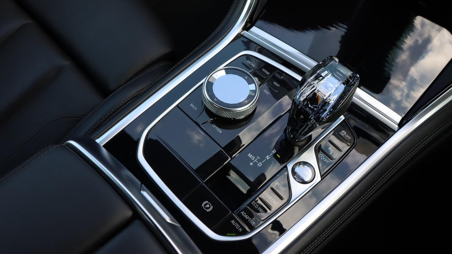 BMW 8 Series view 10