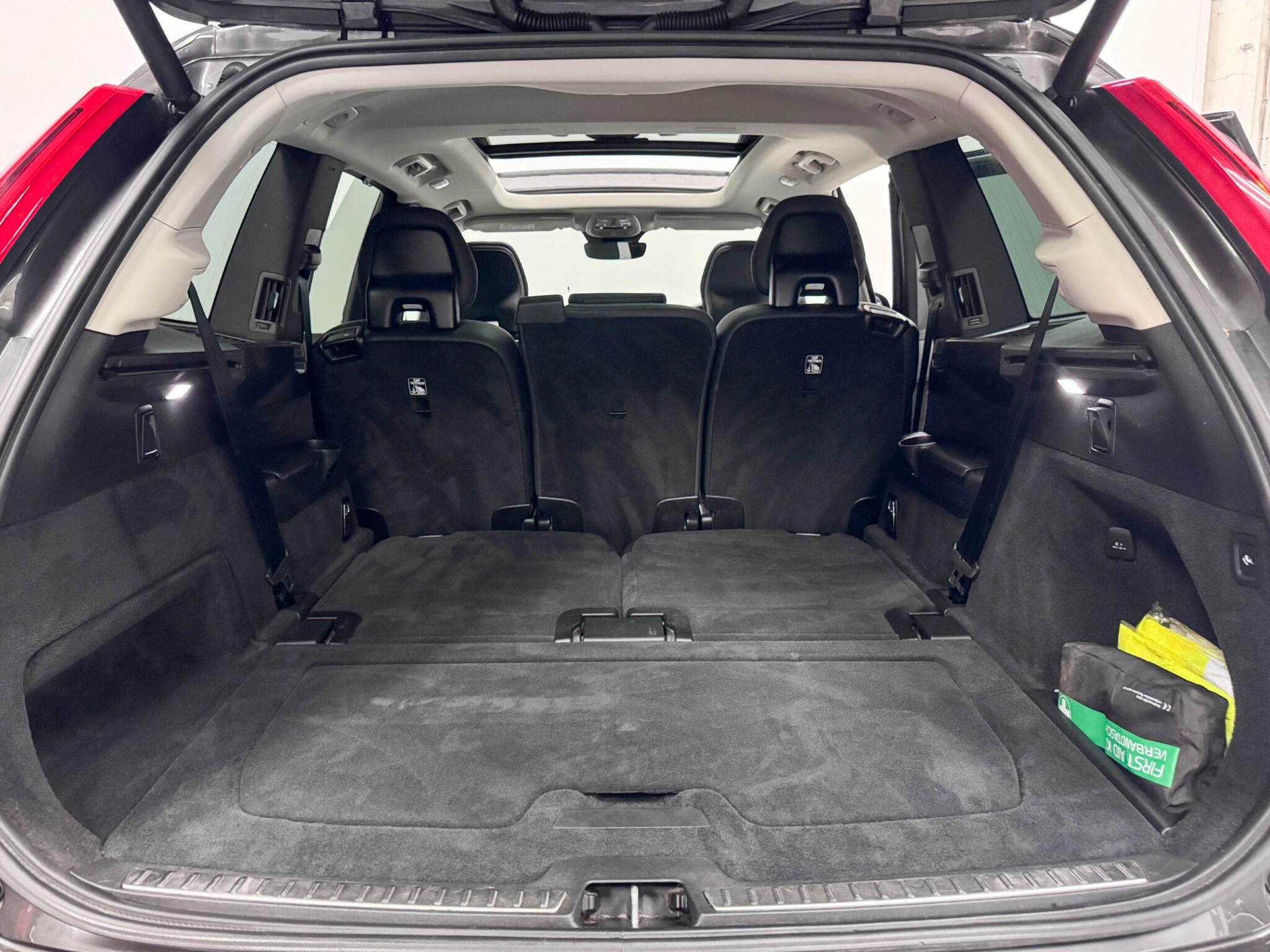 Volvo XC90 view 8