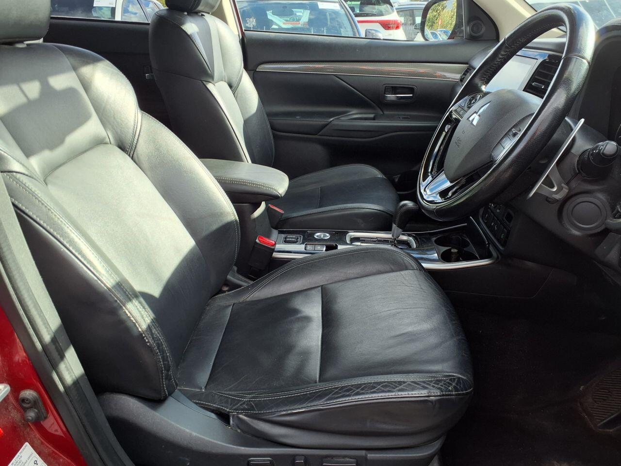 Mitsubishi Outlander view 11