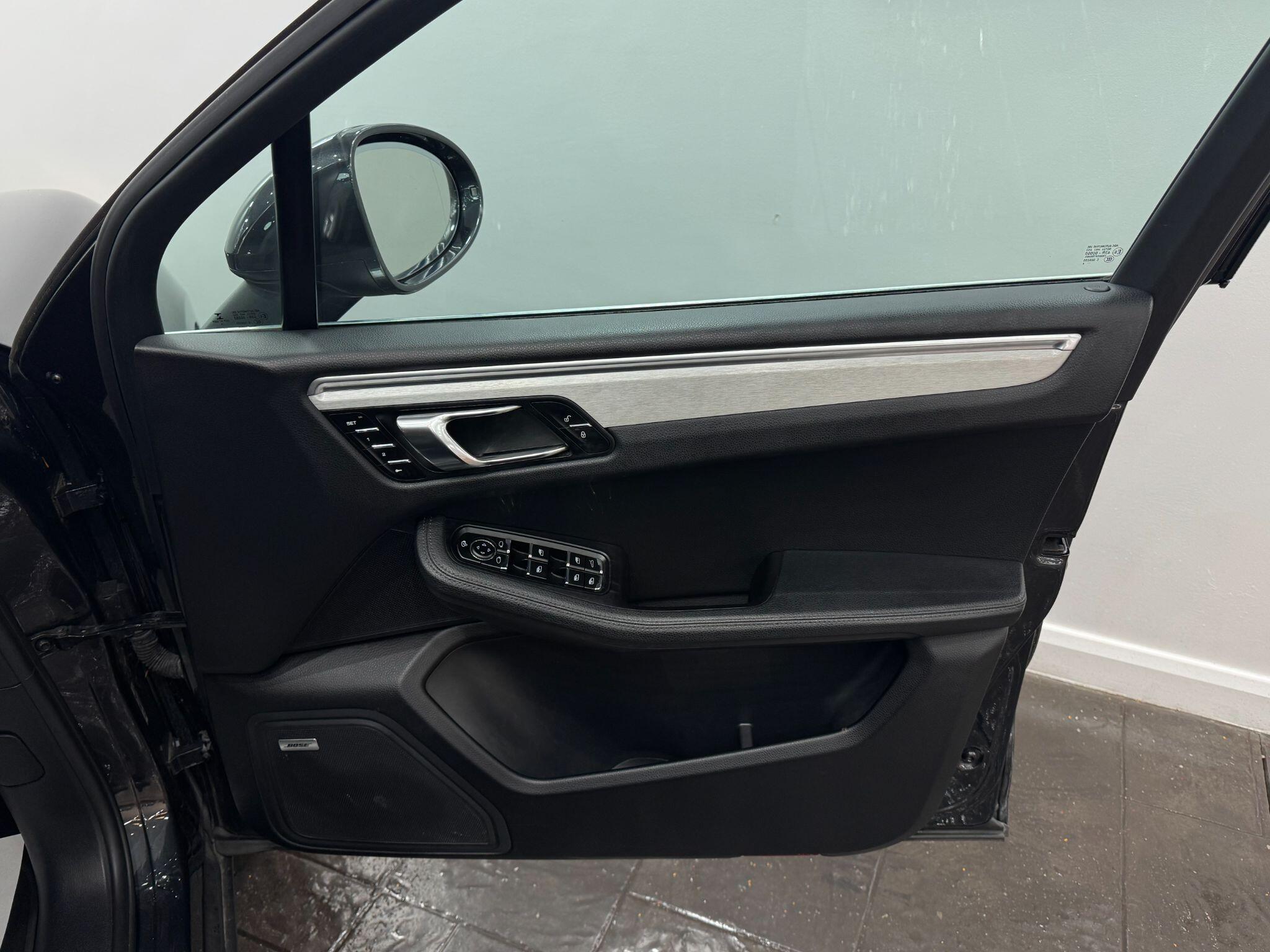 Porsche Macan view 26