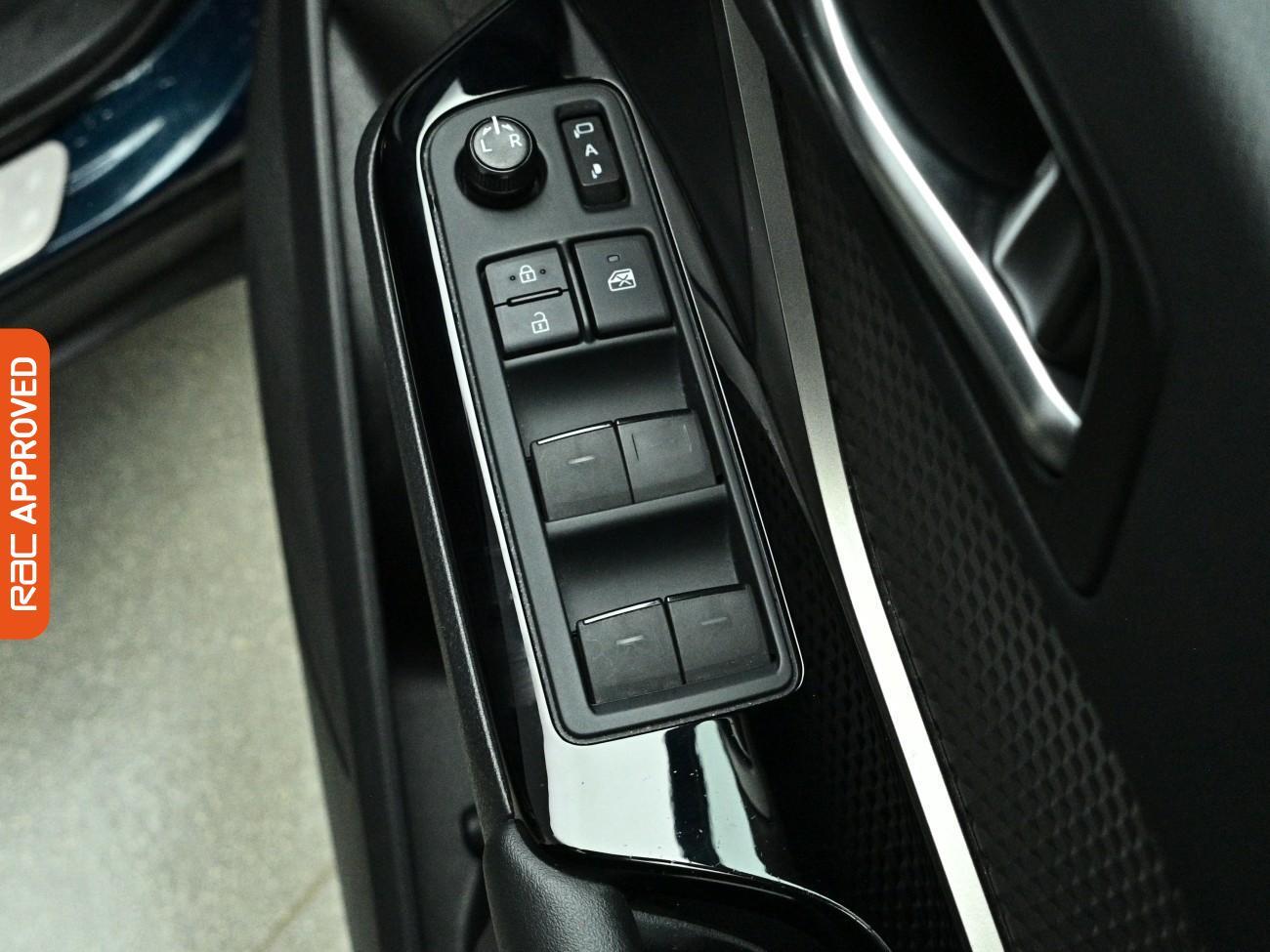 Toyota C-HR view 25