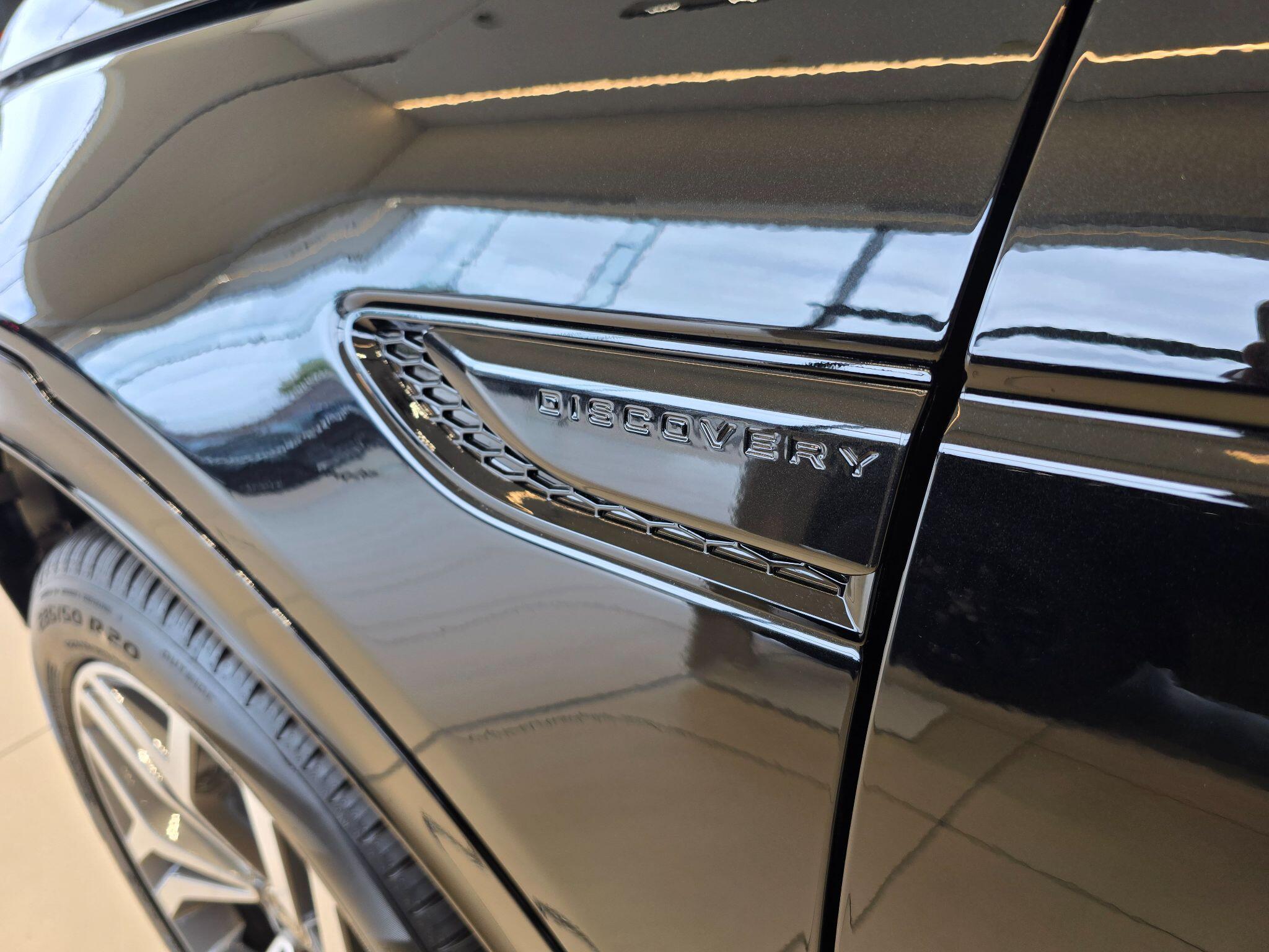 Land Rover Discovery Sport view 40