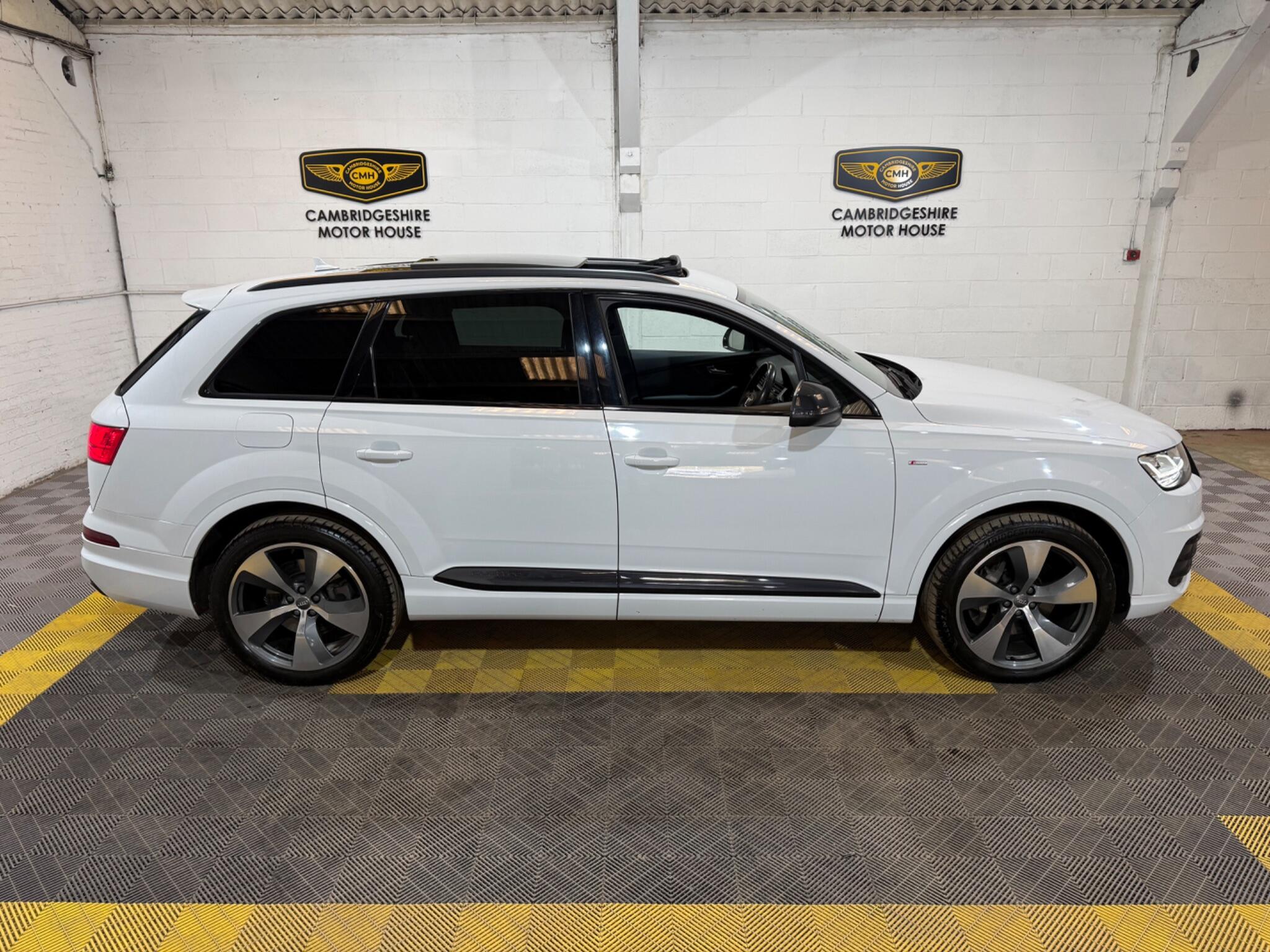 Audi Q7 view 11