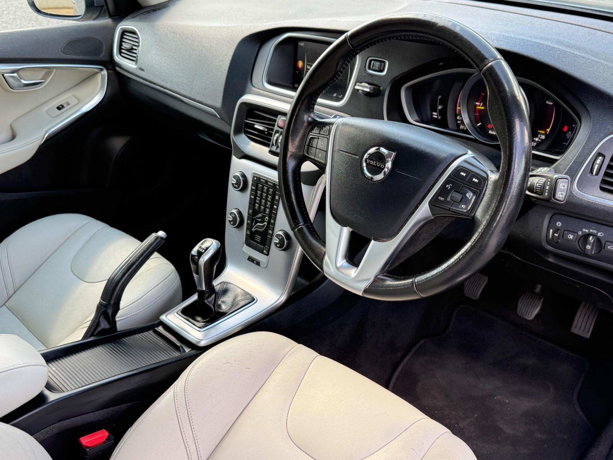 Volvo V40 view 3