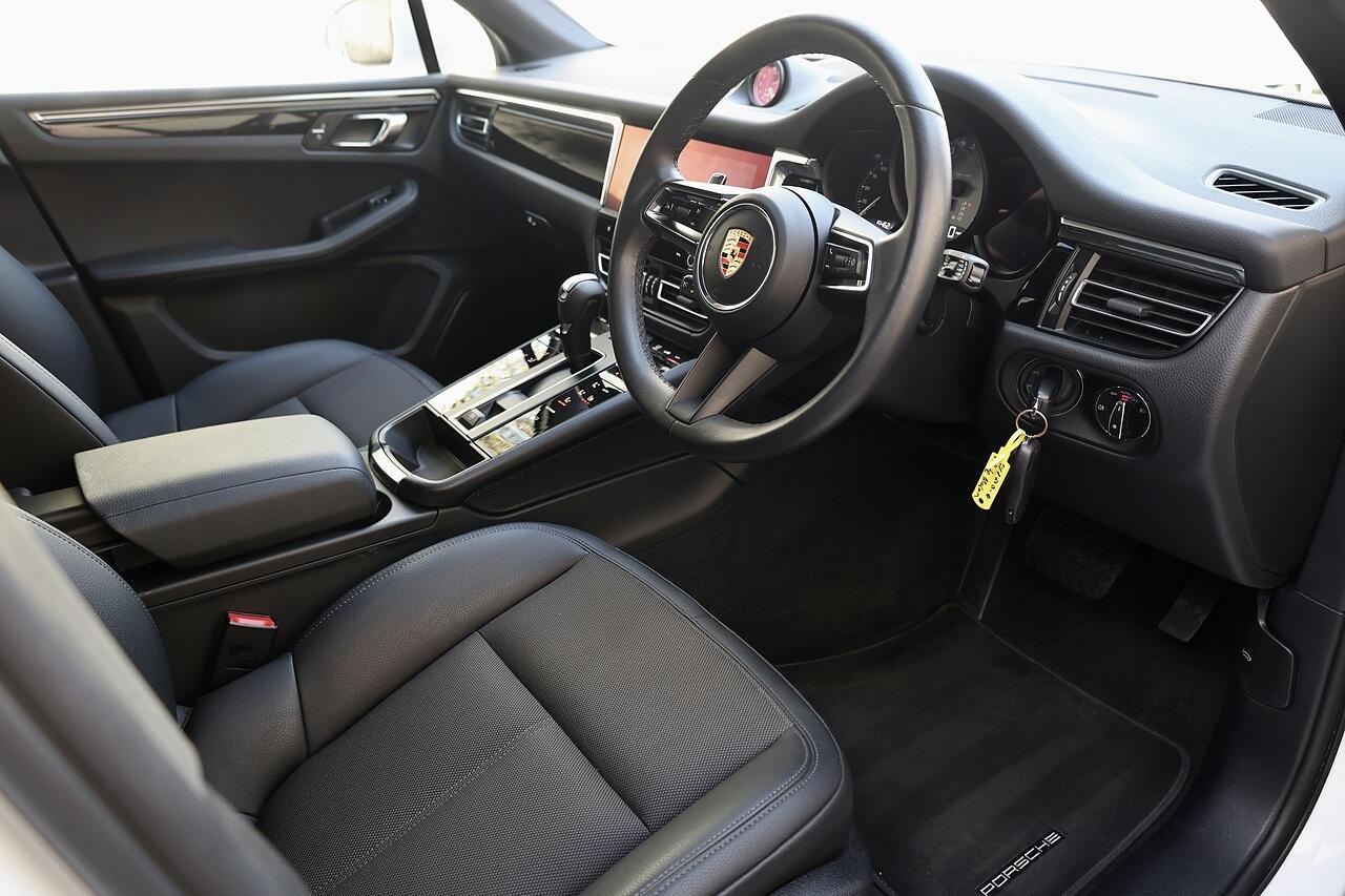 Porsche Macan view 7