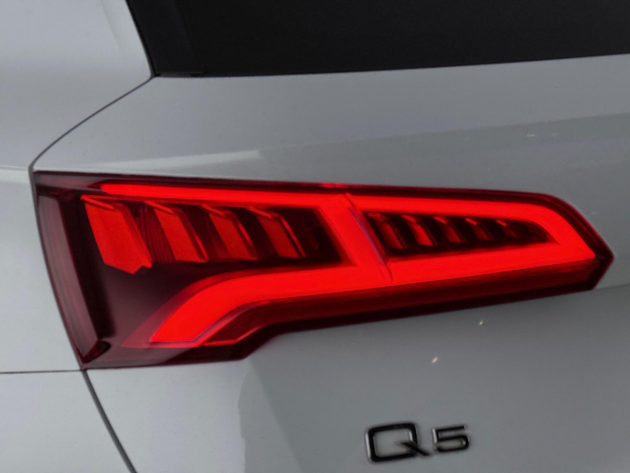 Audi Q5 view 12