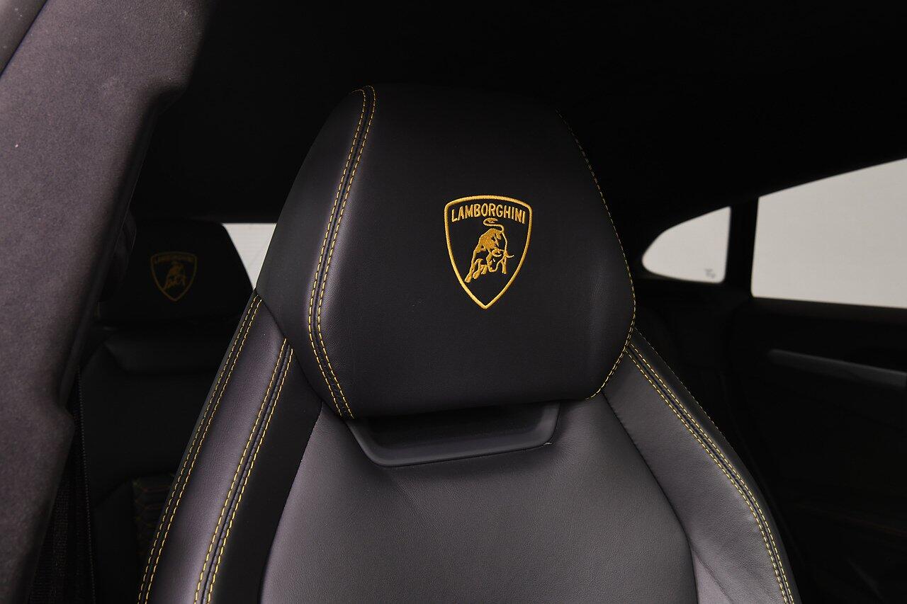 Lamborghini Urus view 5