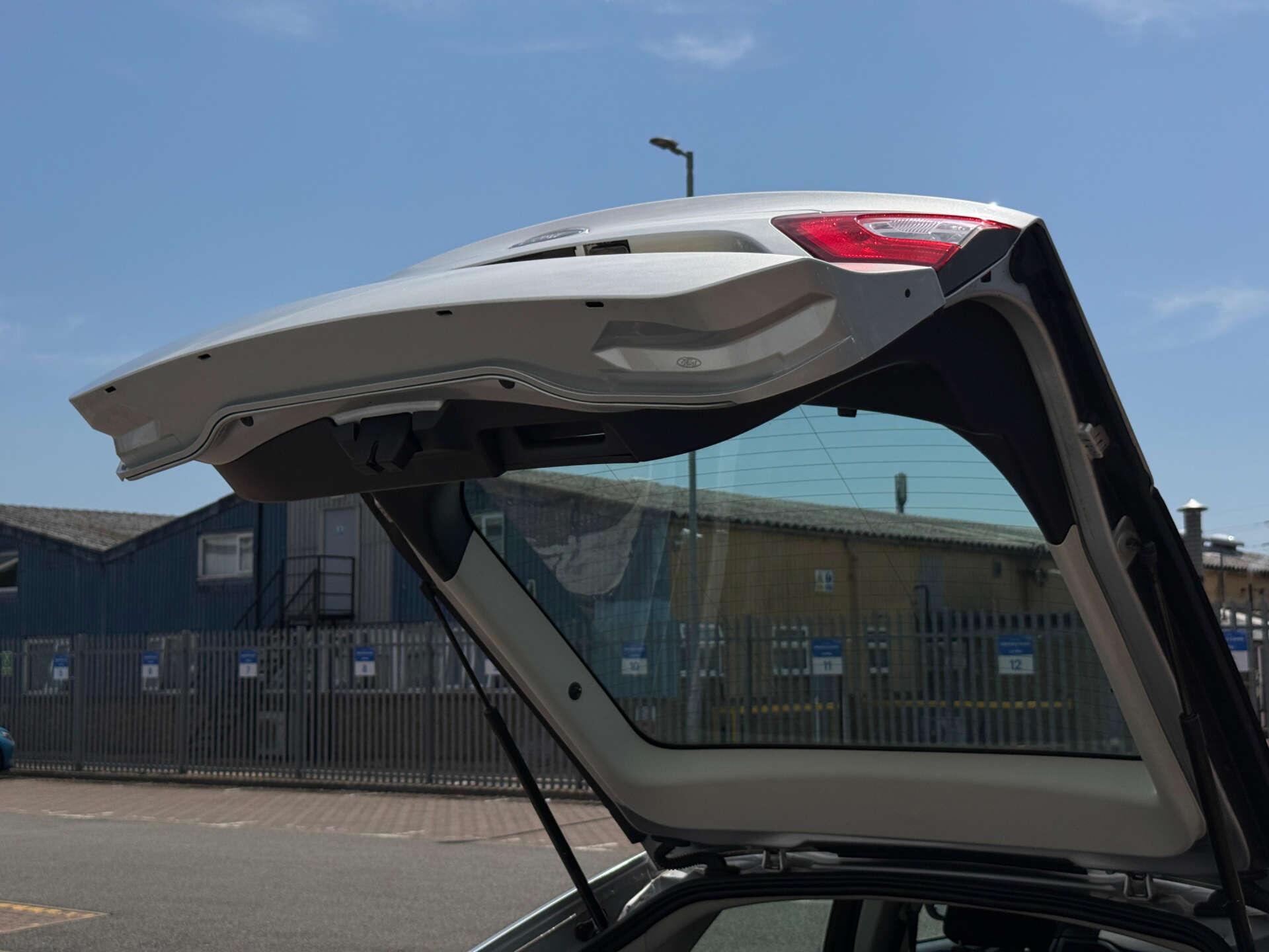 Ford Mondeo view 31