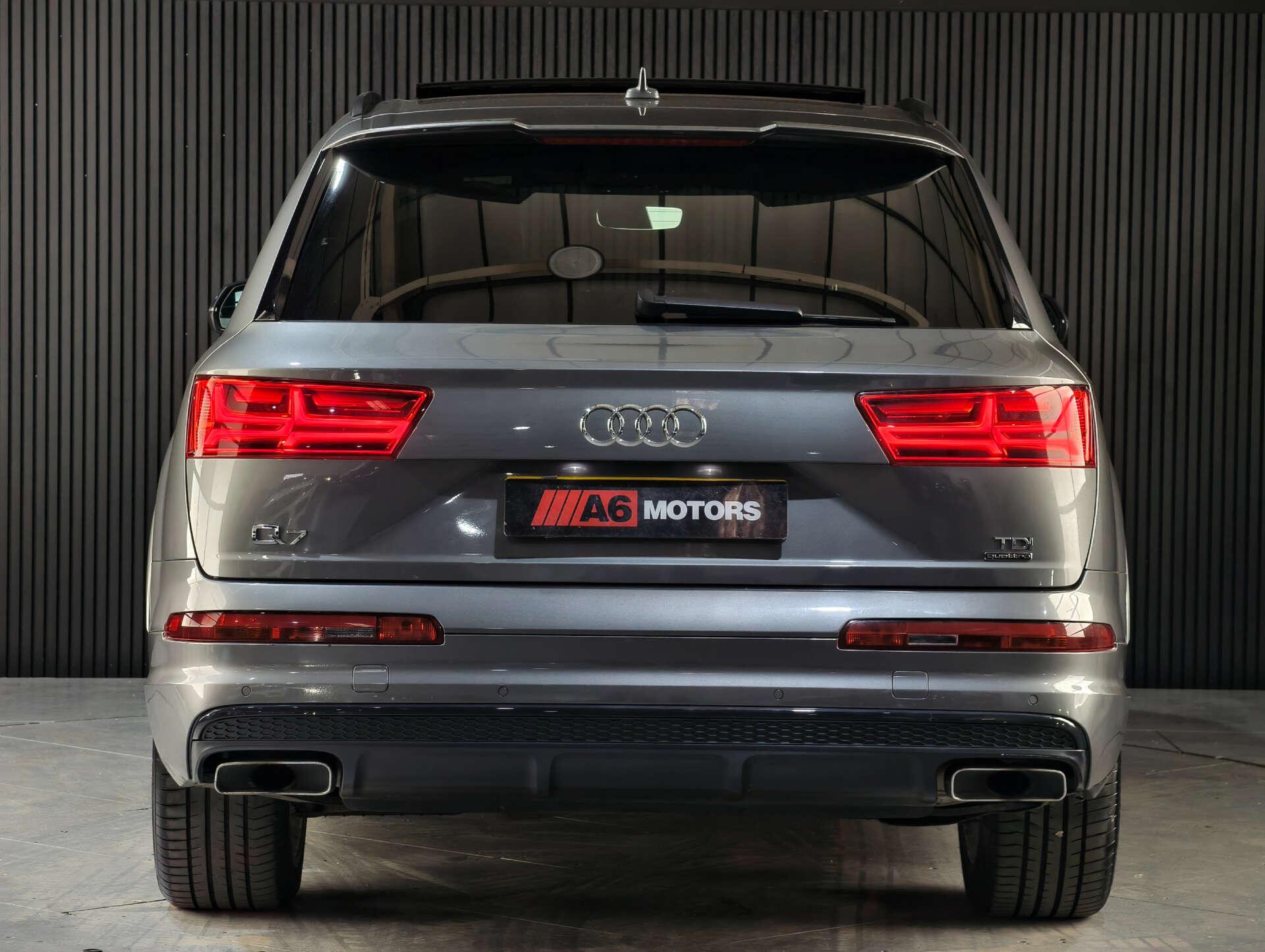 Audi Q7 view 12