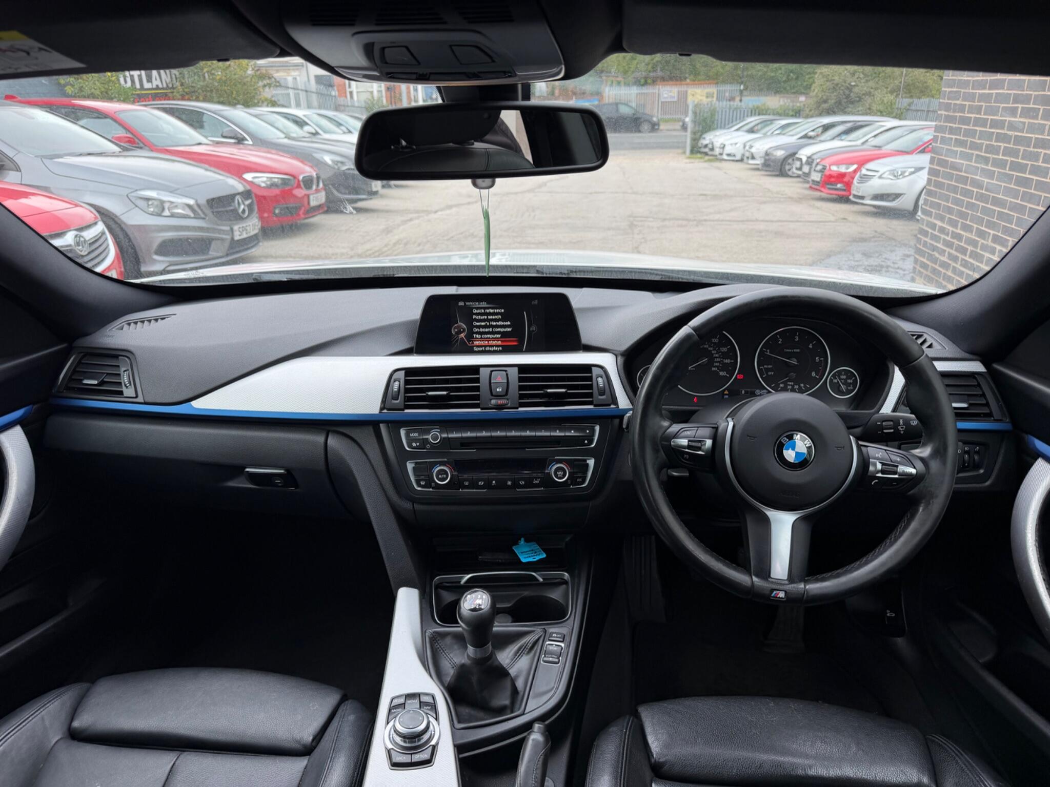 BMW 3 Series view 24