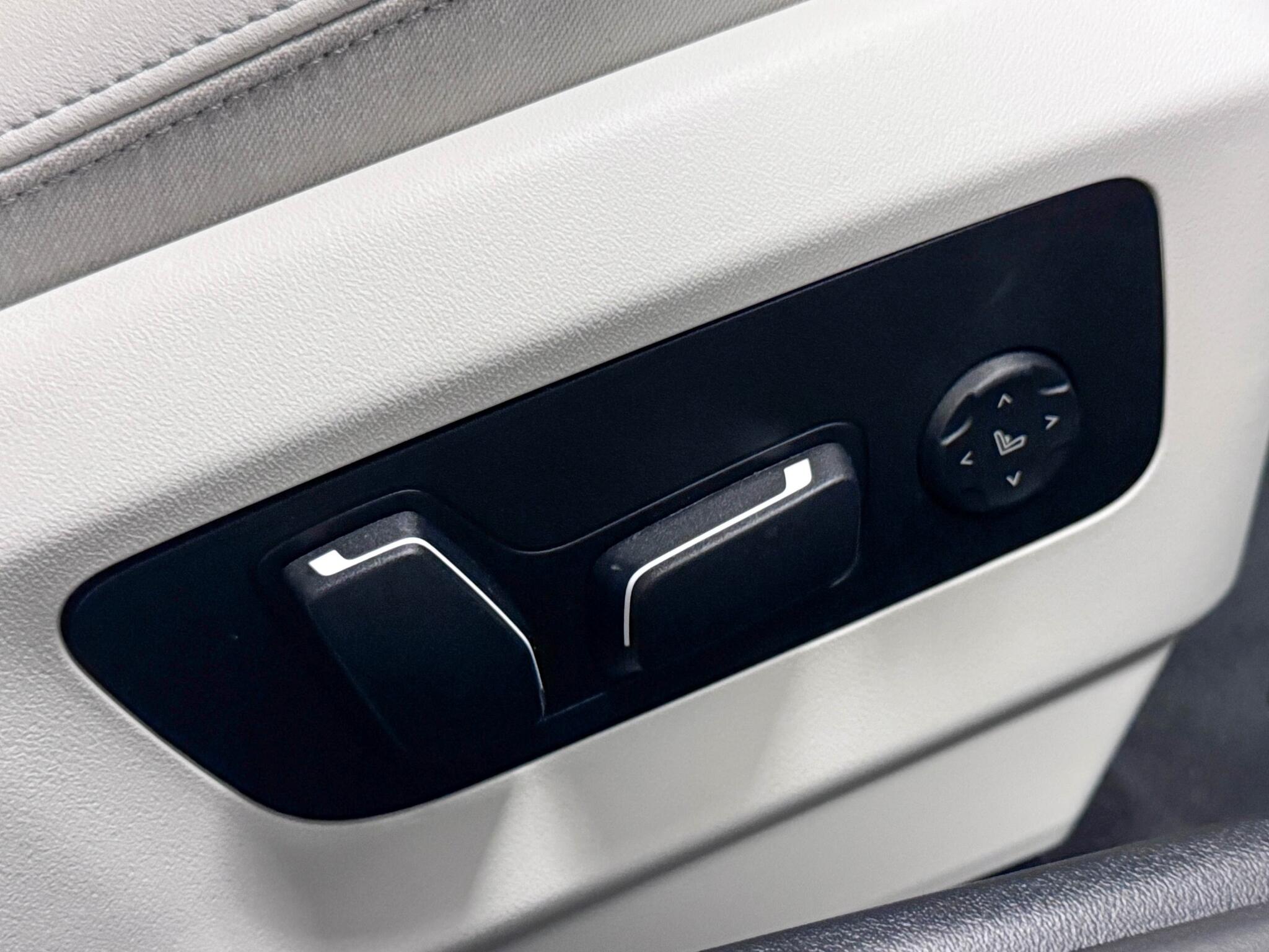 BMW 5 Series view 19