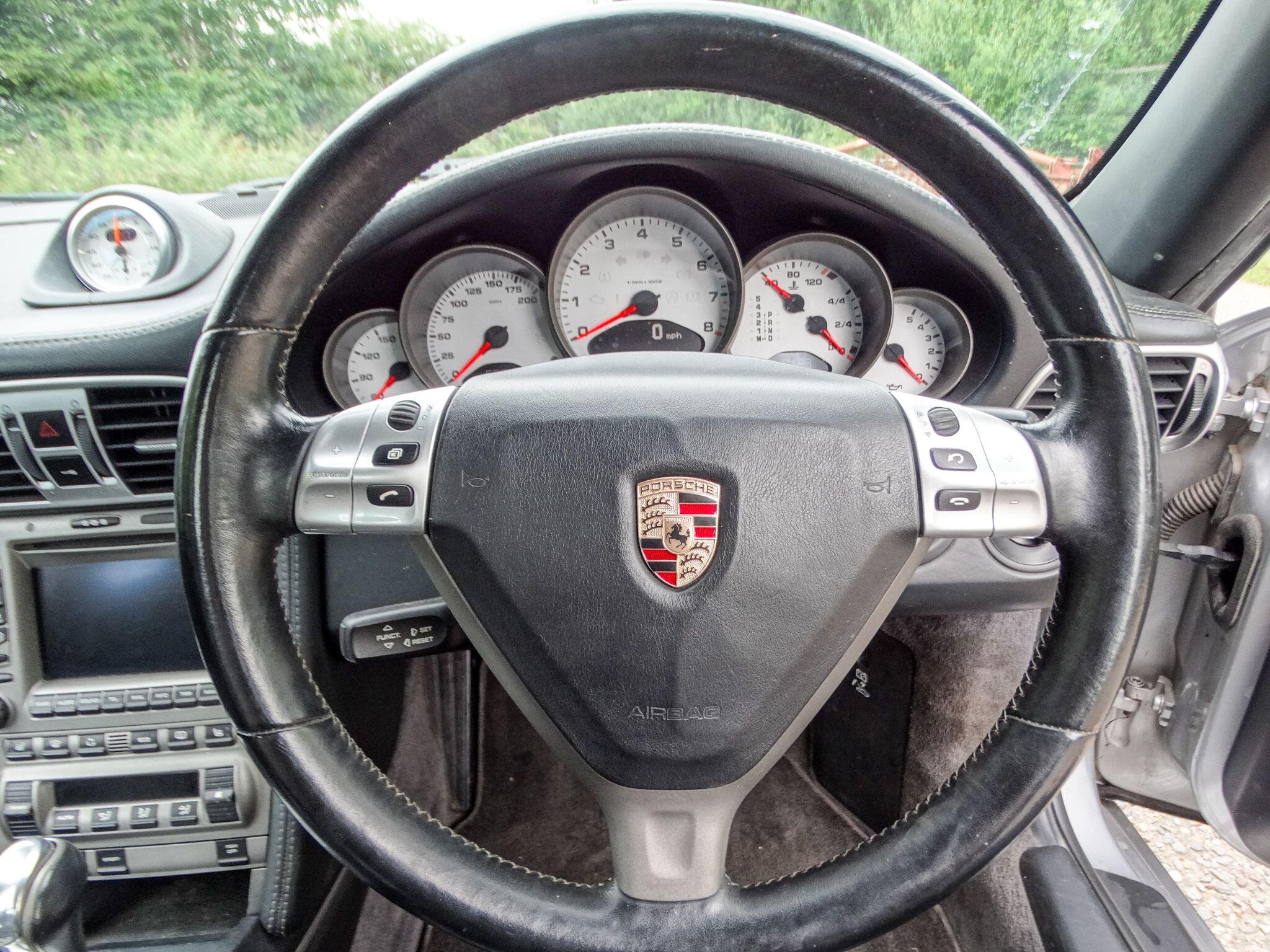 Porsche 911 view 7