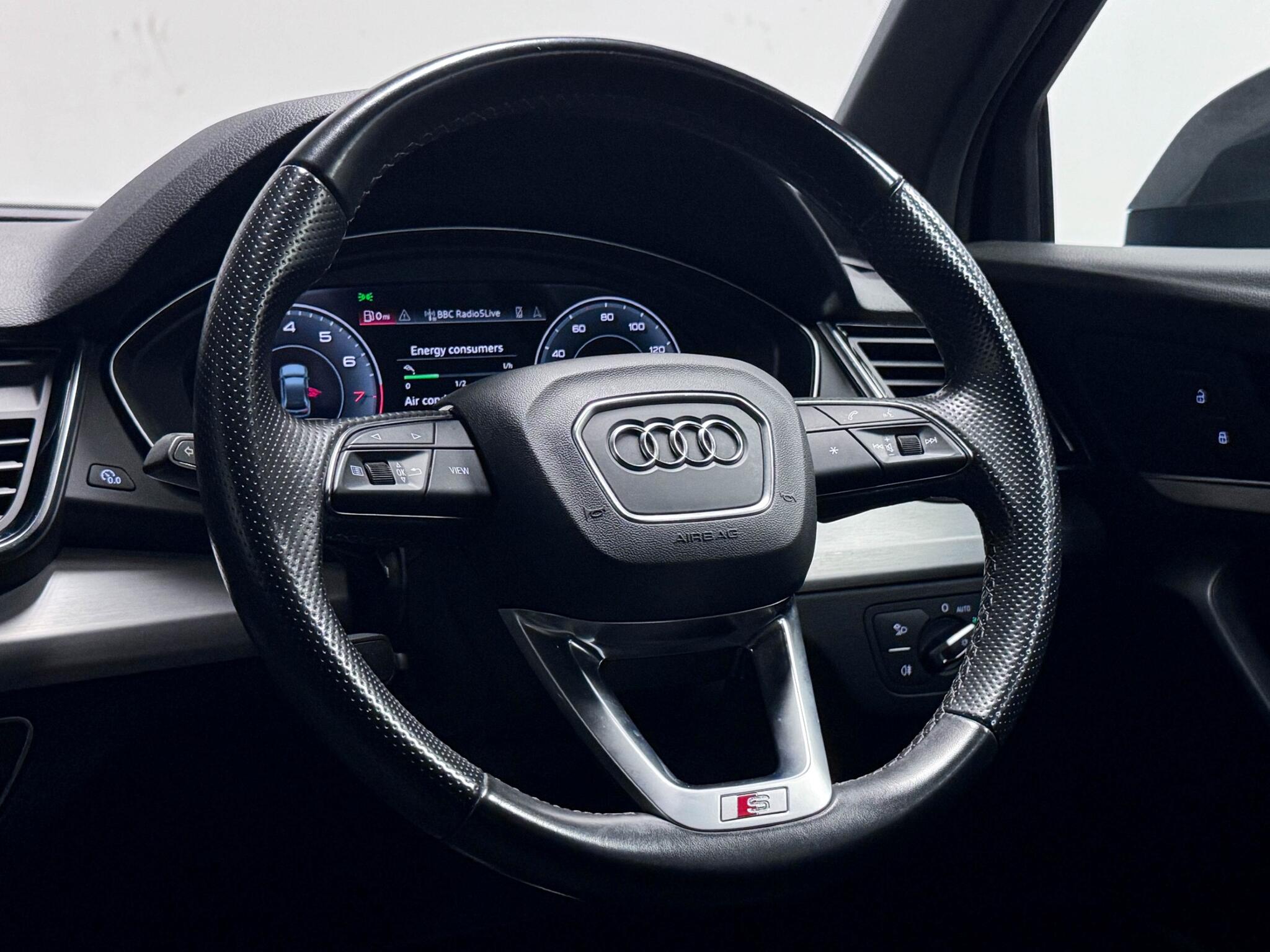 Audi Q5 view 14