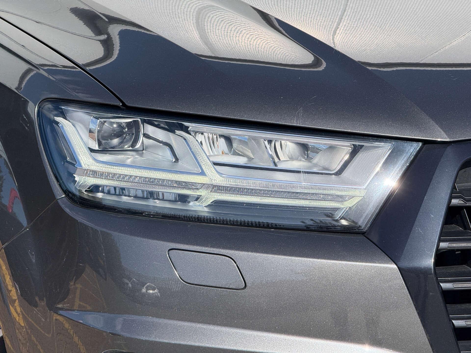 Audi SQ7 view 9