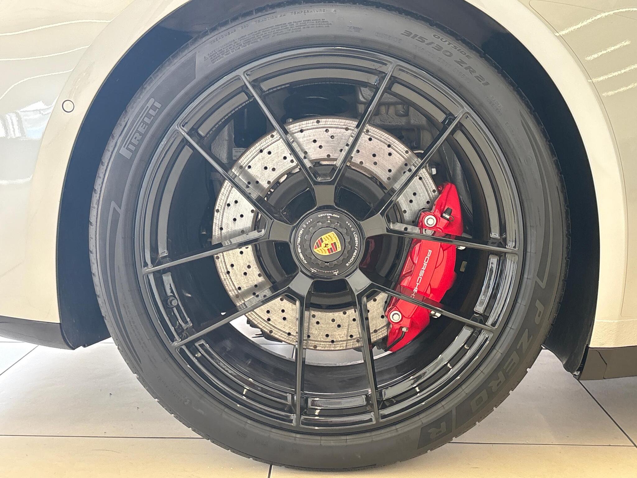 Porsche 911 view 32