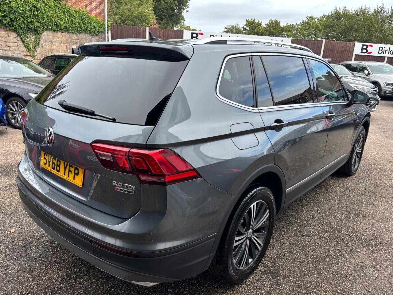 Volkswagen Tiguan Allspace view 8