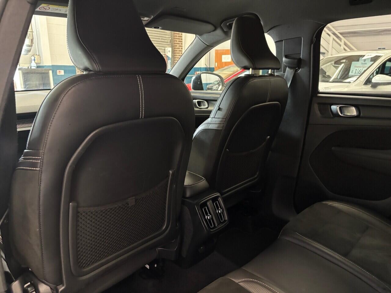 Volvo XC40 view 23
